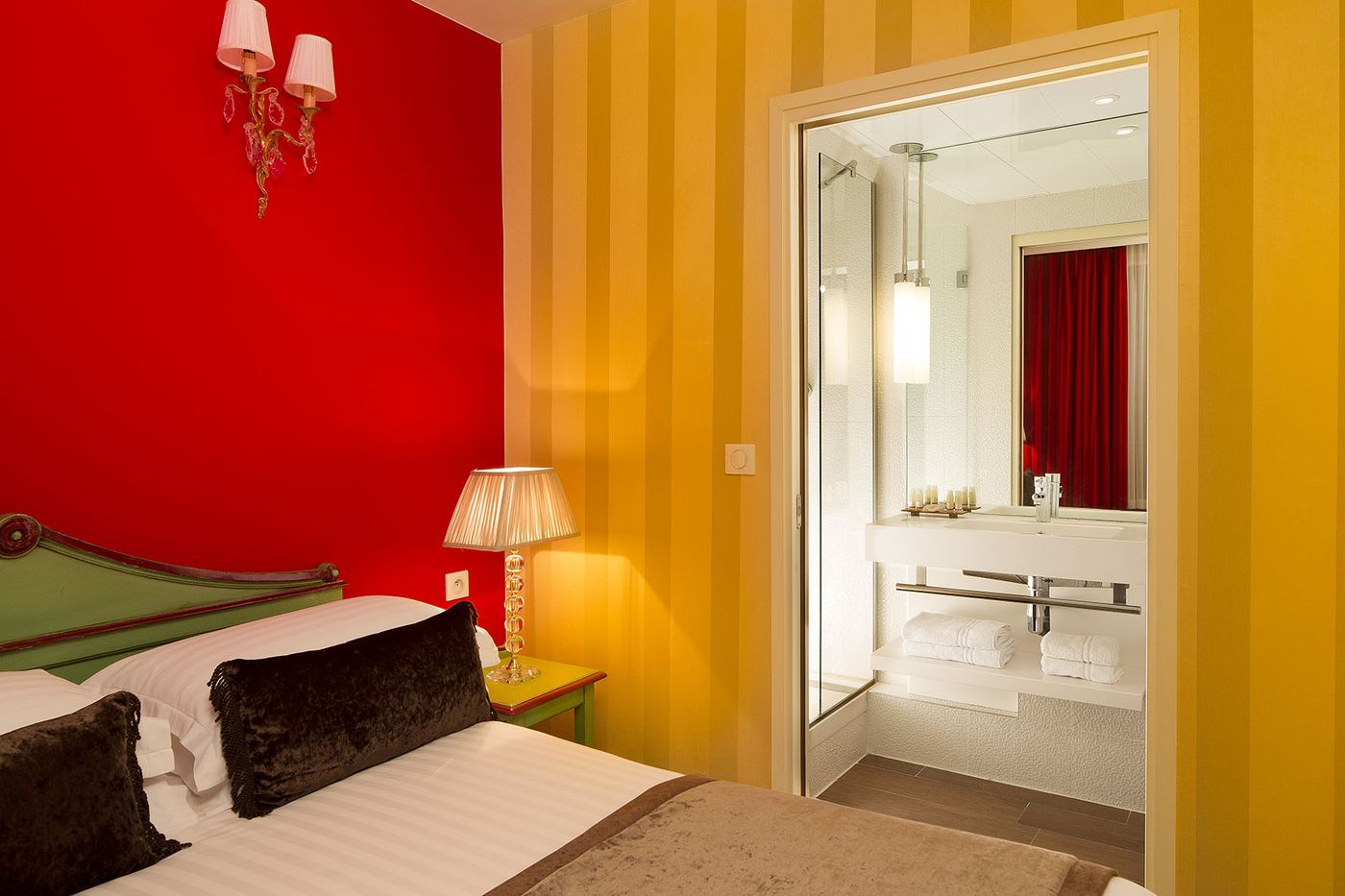 Hotel-Des-Deux-Continents-Room-15