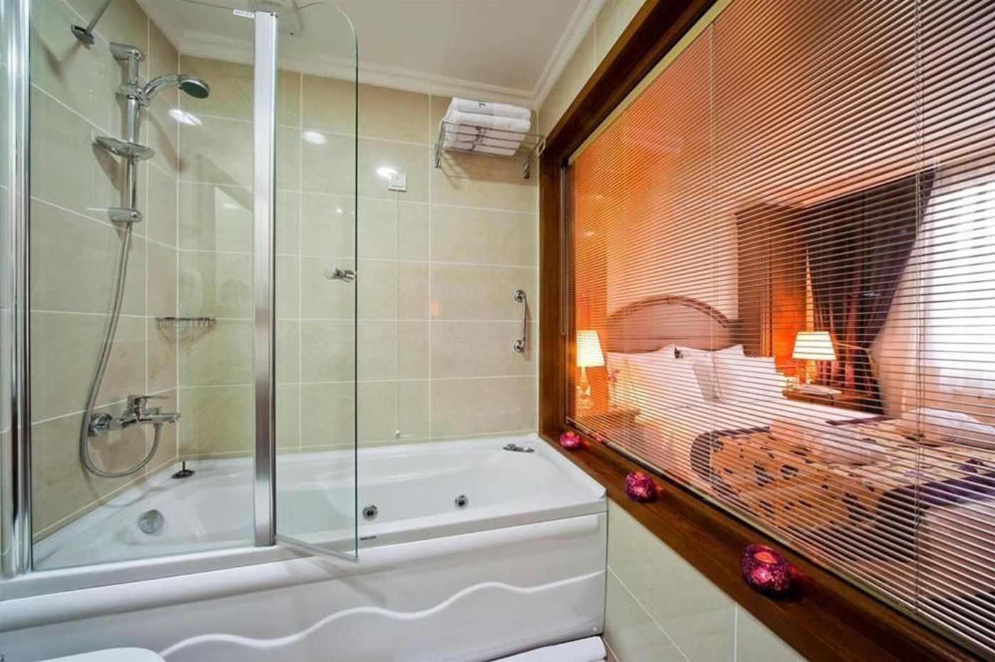 Glk-Premier-The-Home-Suites---Spa-Room-13