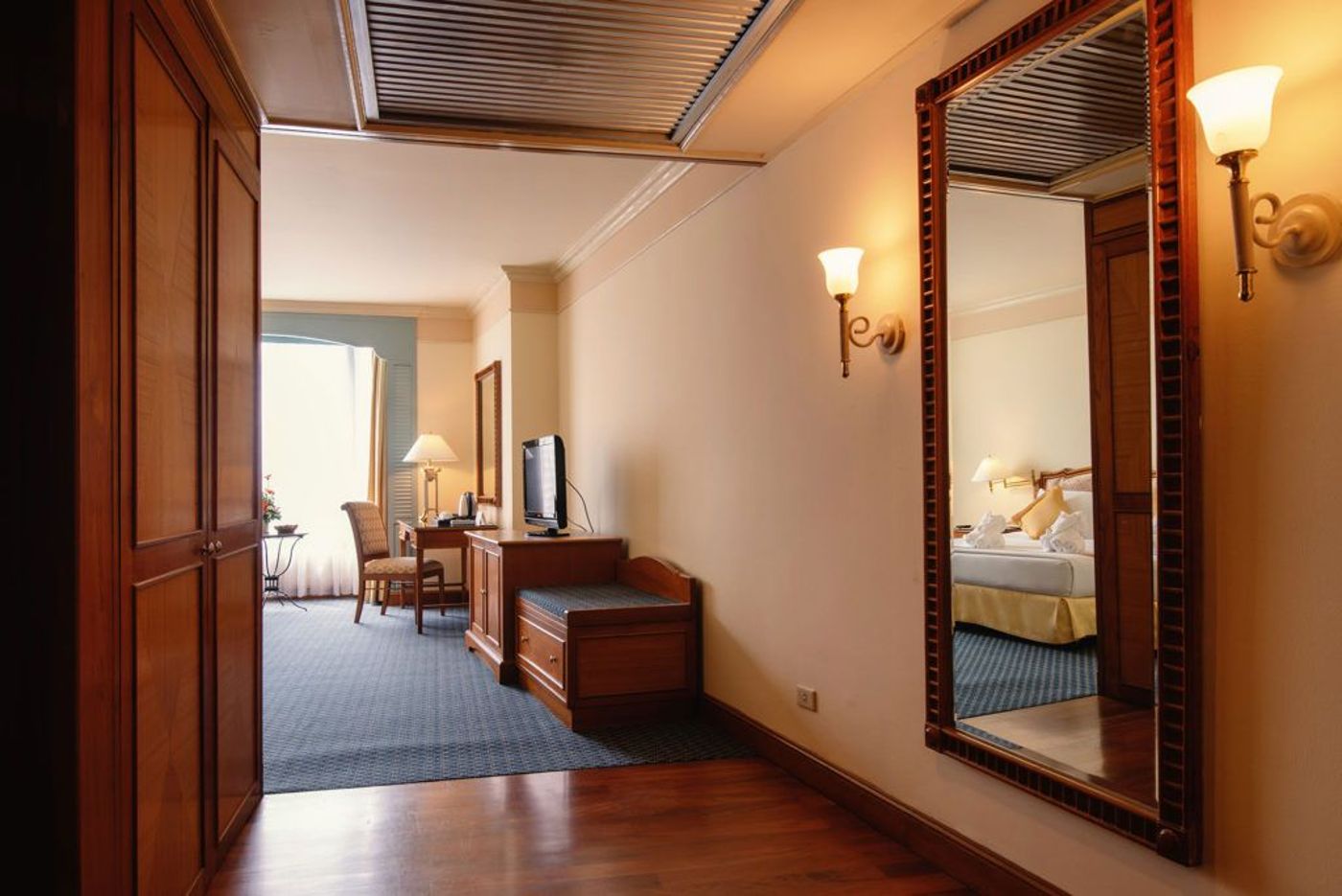 Montien-Riverside-Bangkok-Hotel-Room-36