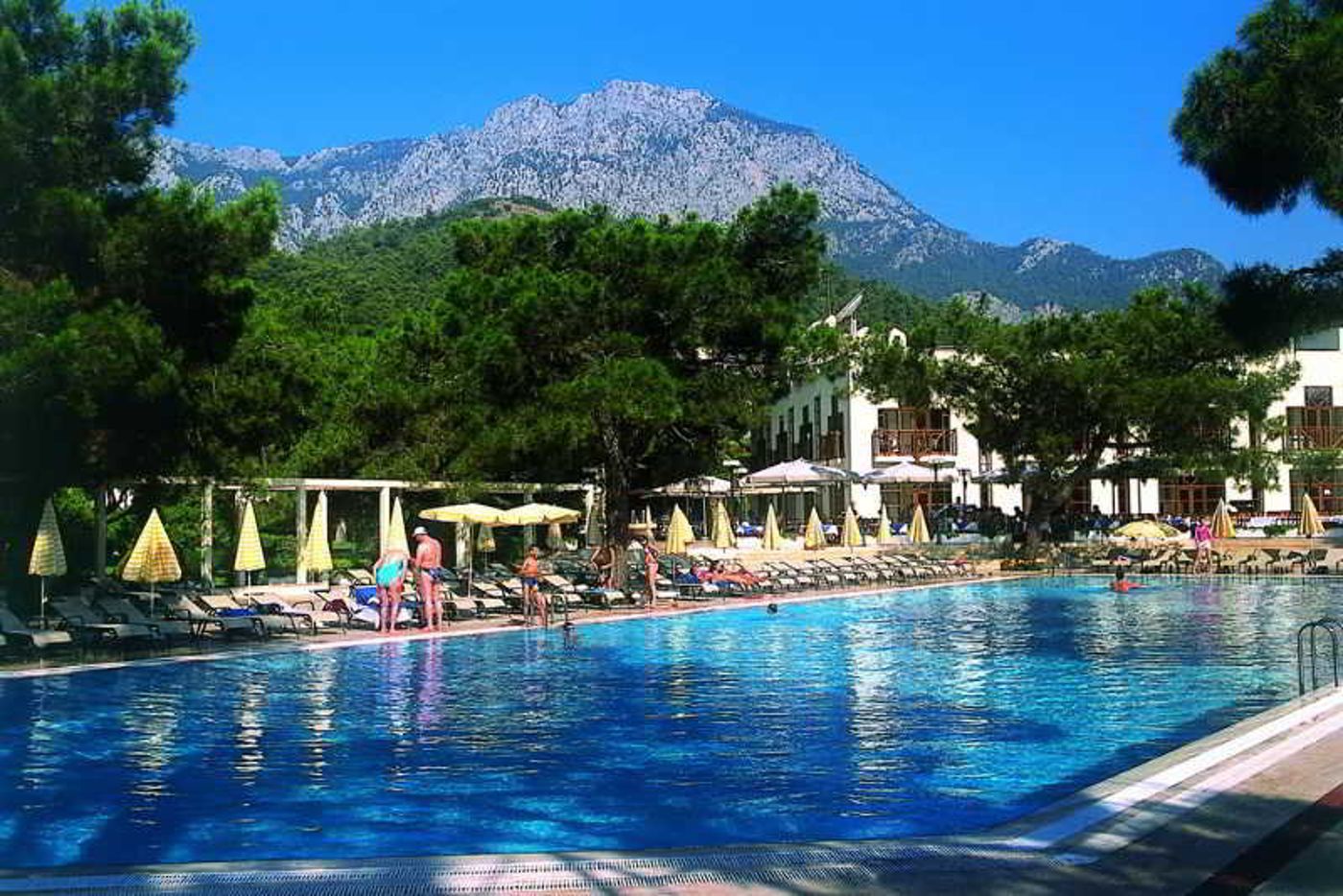 Majesty-Club-La-Mer-Art-Pool-5