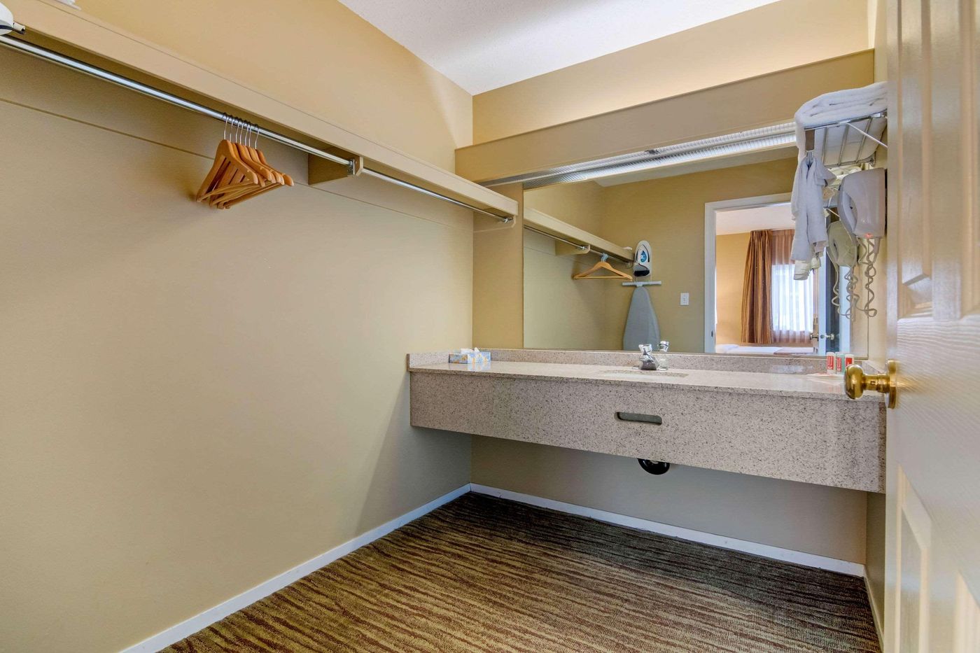 Econo-Lodge-Inn---Suites-N--Vancouver-Room-29