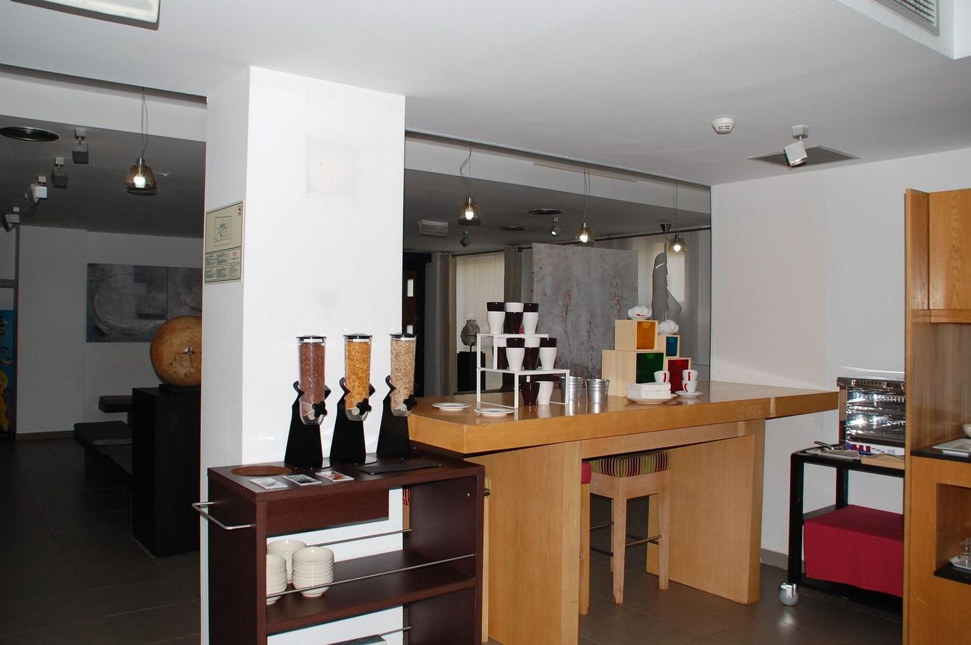 Eco-Alcala-Suites-Bar-12
