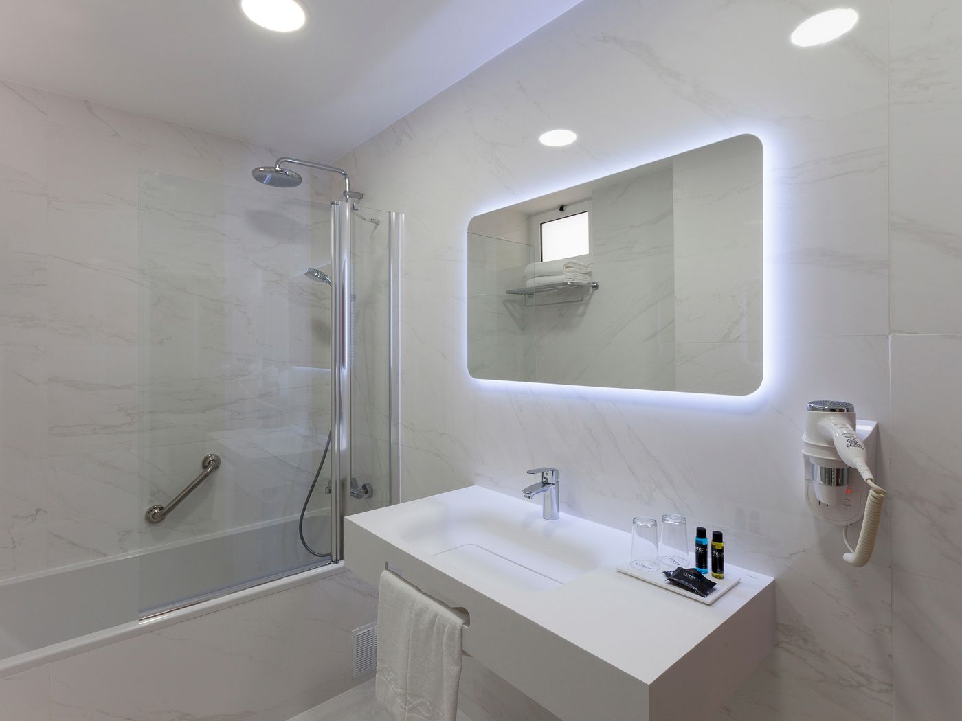 Lutecia-Smart-Design-Hotel-Room-19