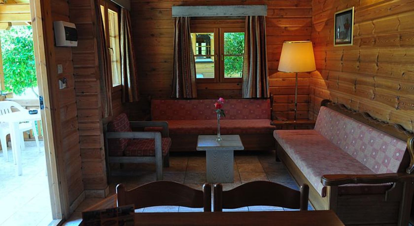 Sandy's Studios & Log Villas