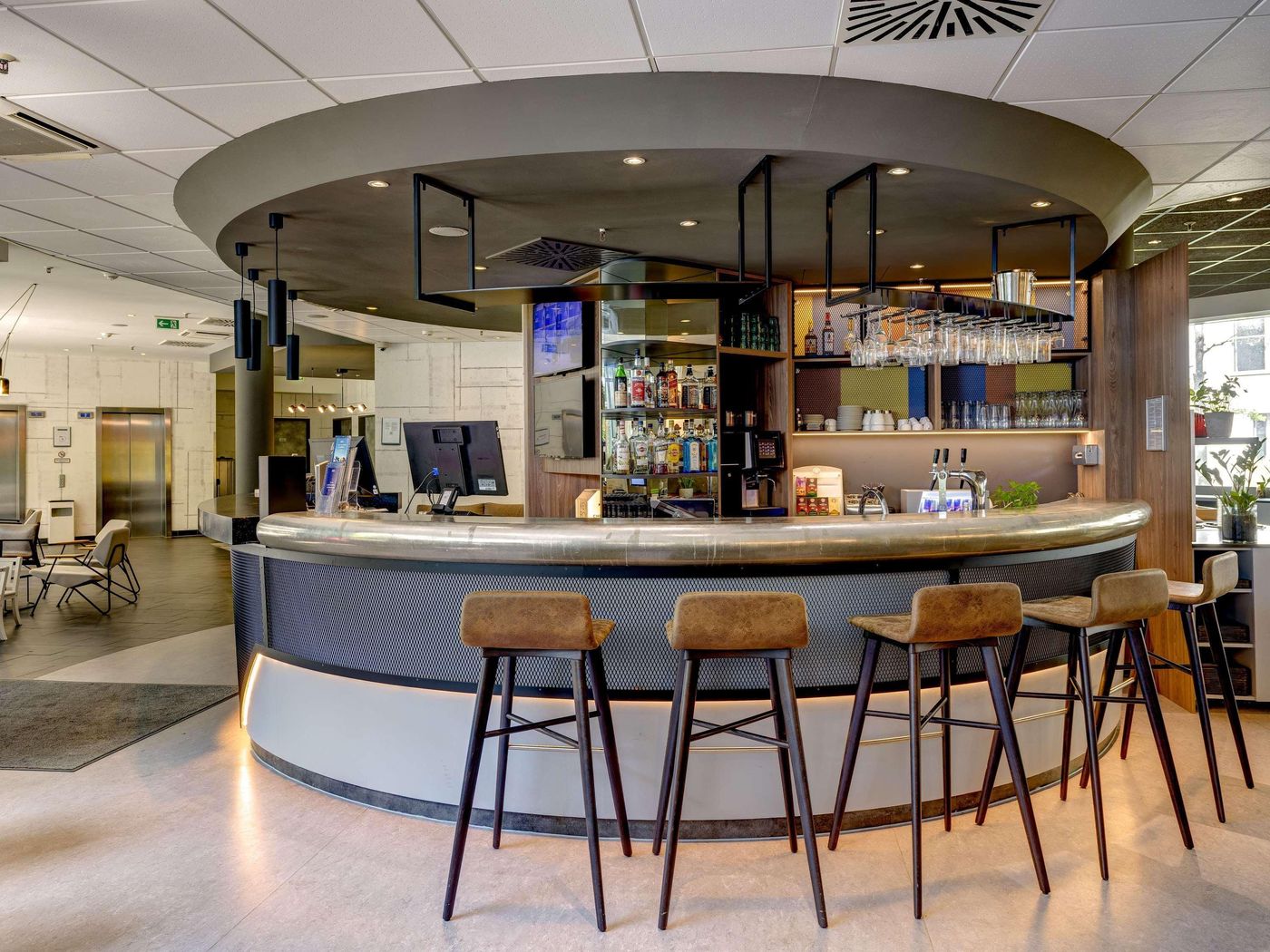 Novotel-Suites-Muenchen-Parkstadt-Schwabing-Bar-6