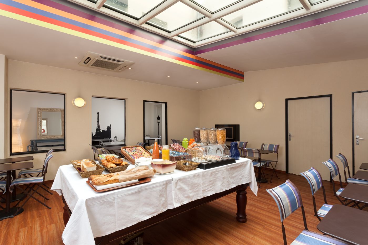 Comfort-Hotel-Paris-La-Fayette-Bar-23