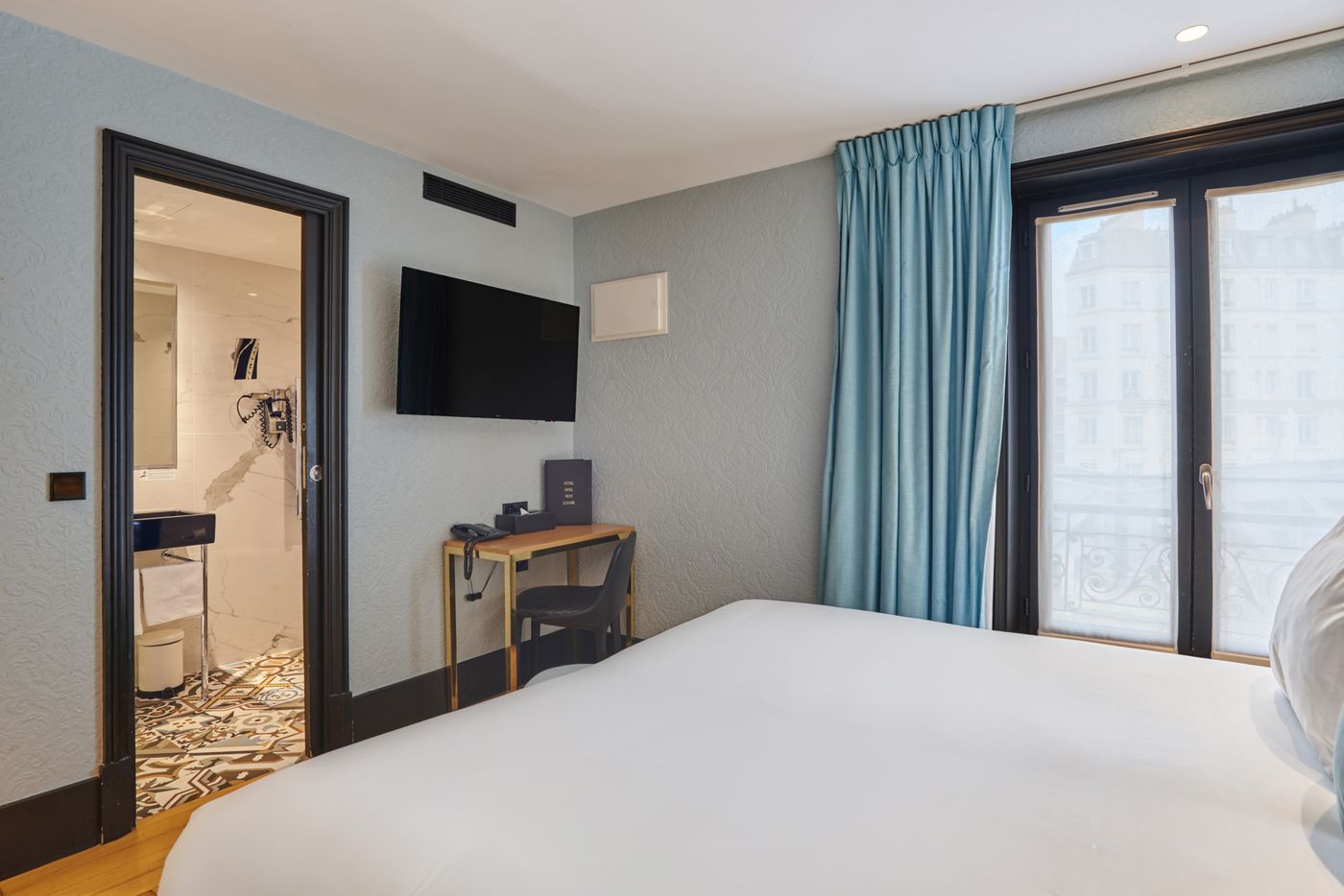 Hotel-Eiffel-Petit-Louvre-Room-21