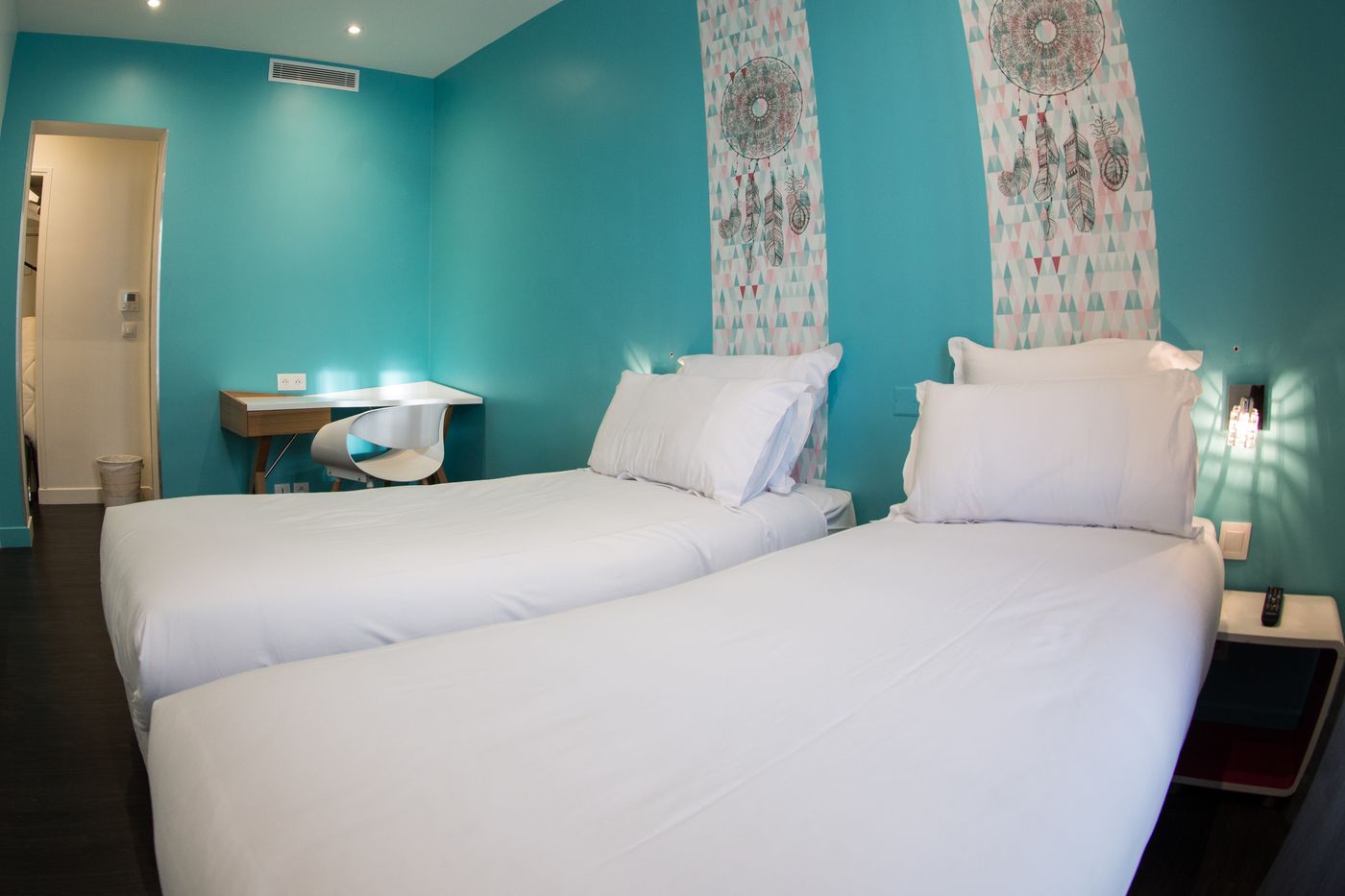 Le-Glam-s-Hotel-Room-1