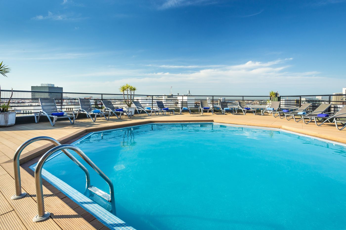 Holiday-Inn-Lisboa-Pool-76