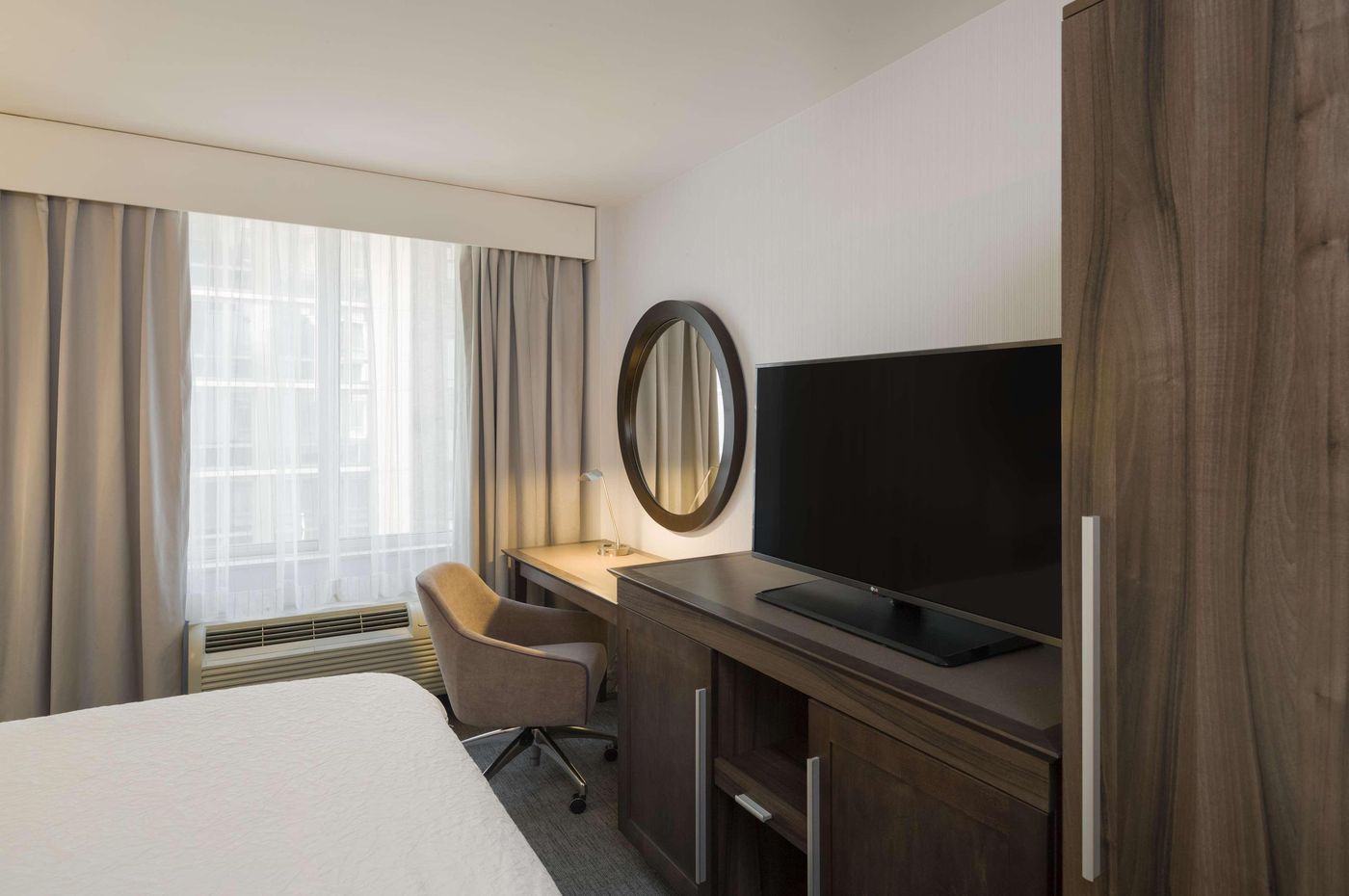 Hampton-Inn-Manhattan-Times-Square-South-Room-12
