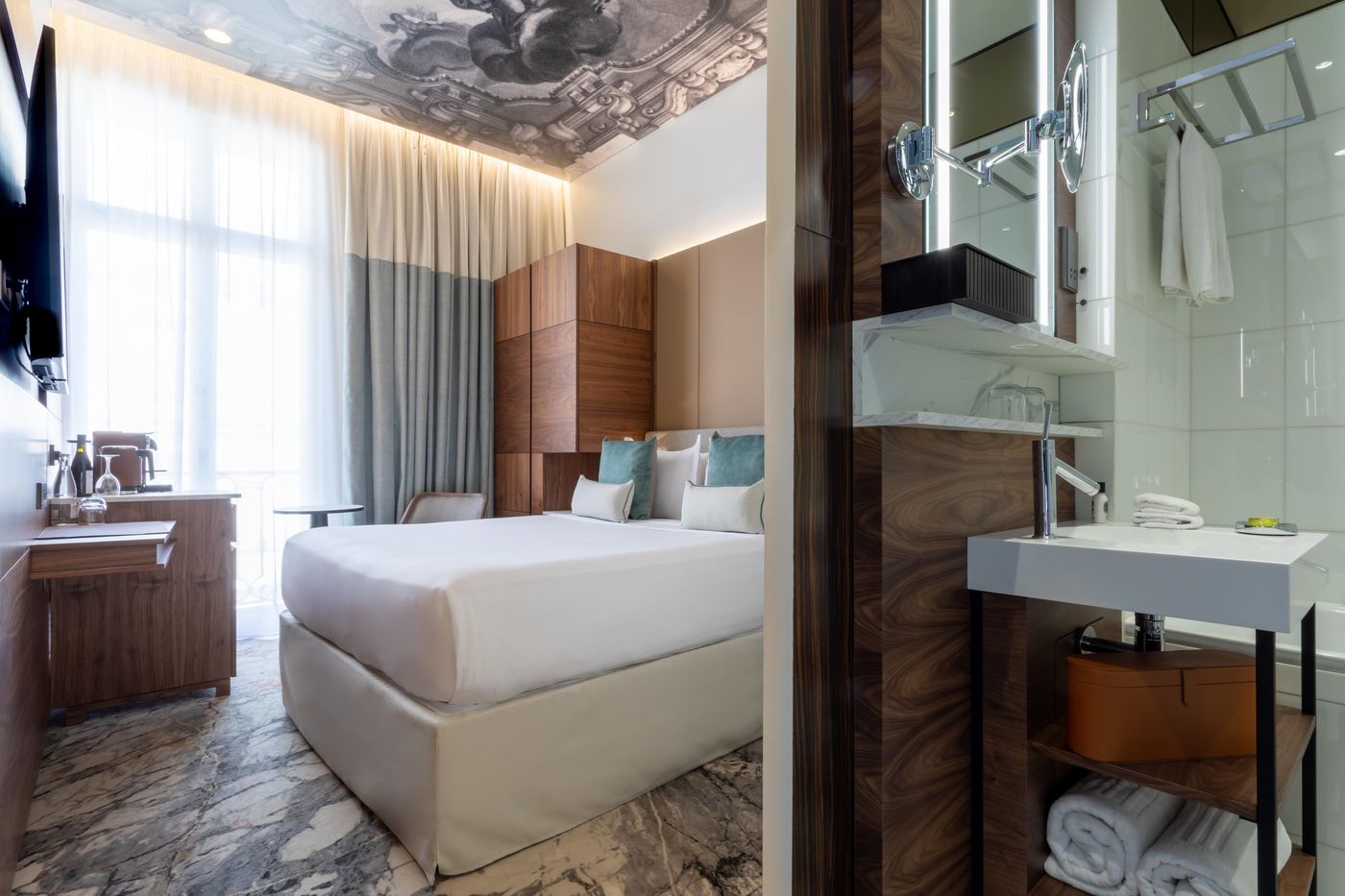 InterContinental-Paris---Champs-Elysees-Etoile--an-IHG-Hotel-Room-37