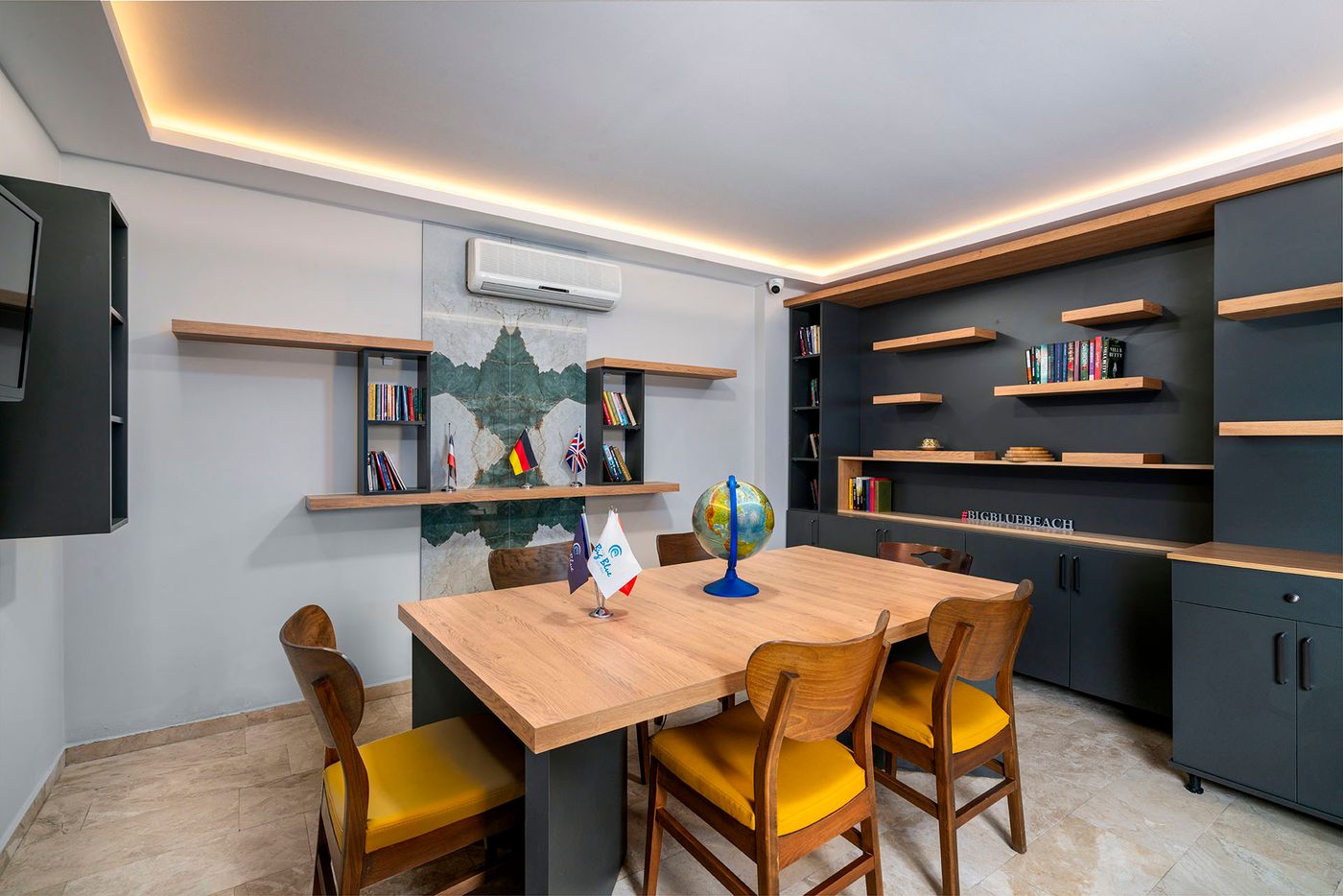 Big-Blue-Suite-Hotel-Conferences-36