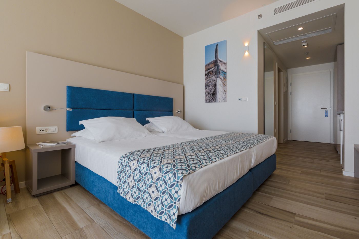 Romana-Beach-Apartments-Room-22