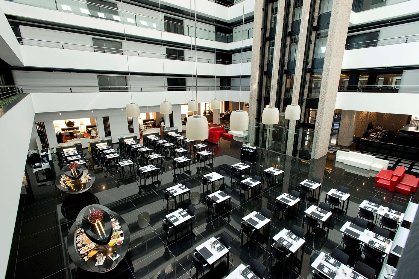 Hilton-Madrid-Airport-Lobby-17