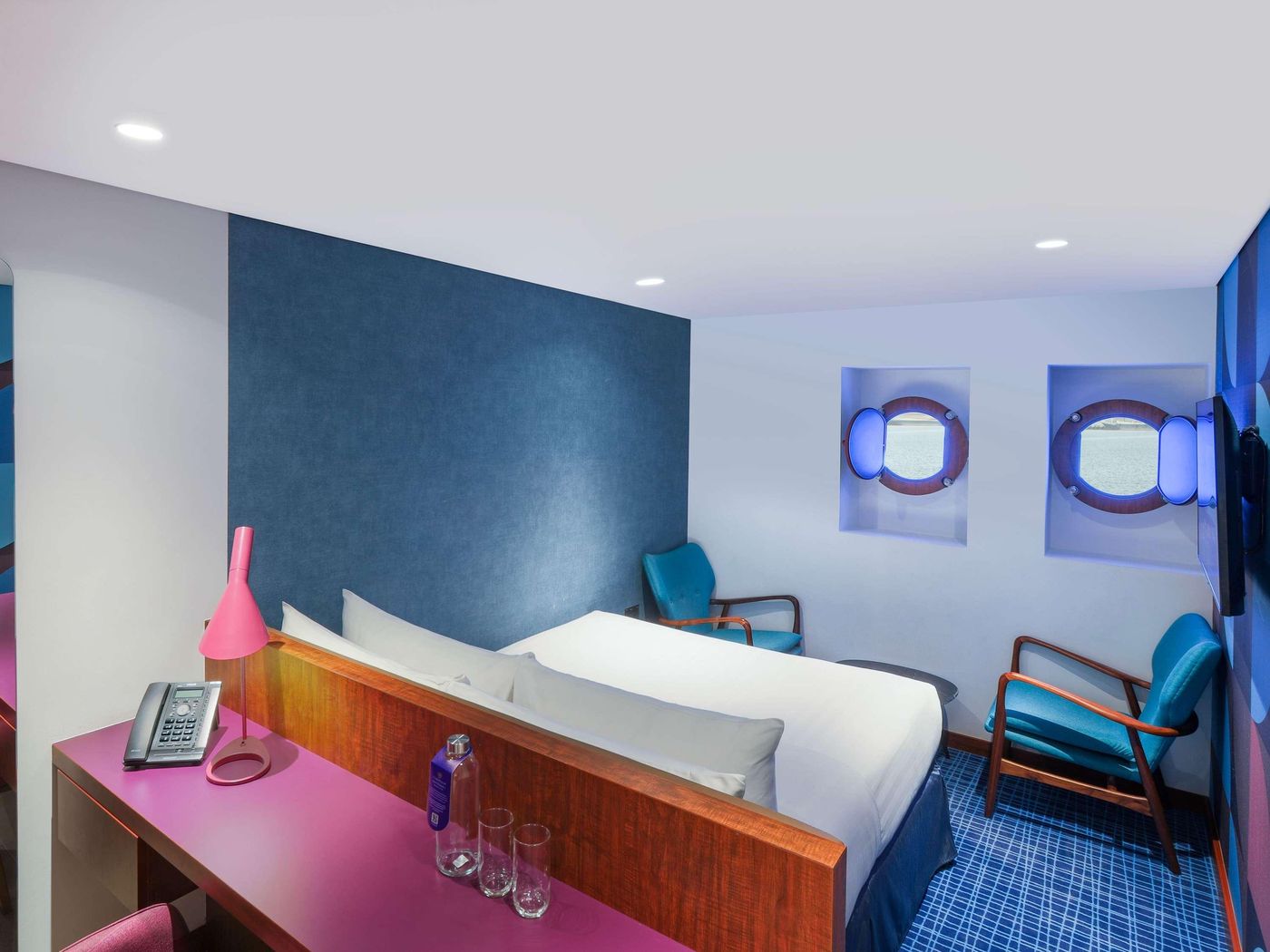 Queen-Elizabeth-2-Hotel-Room-34