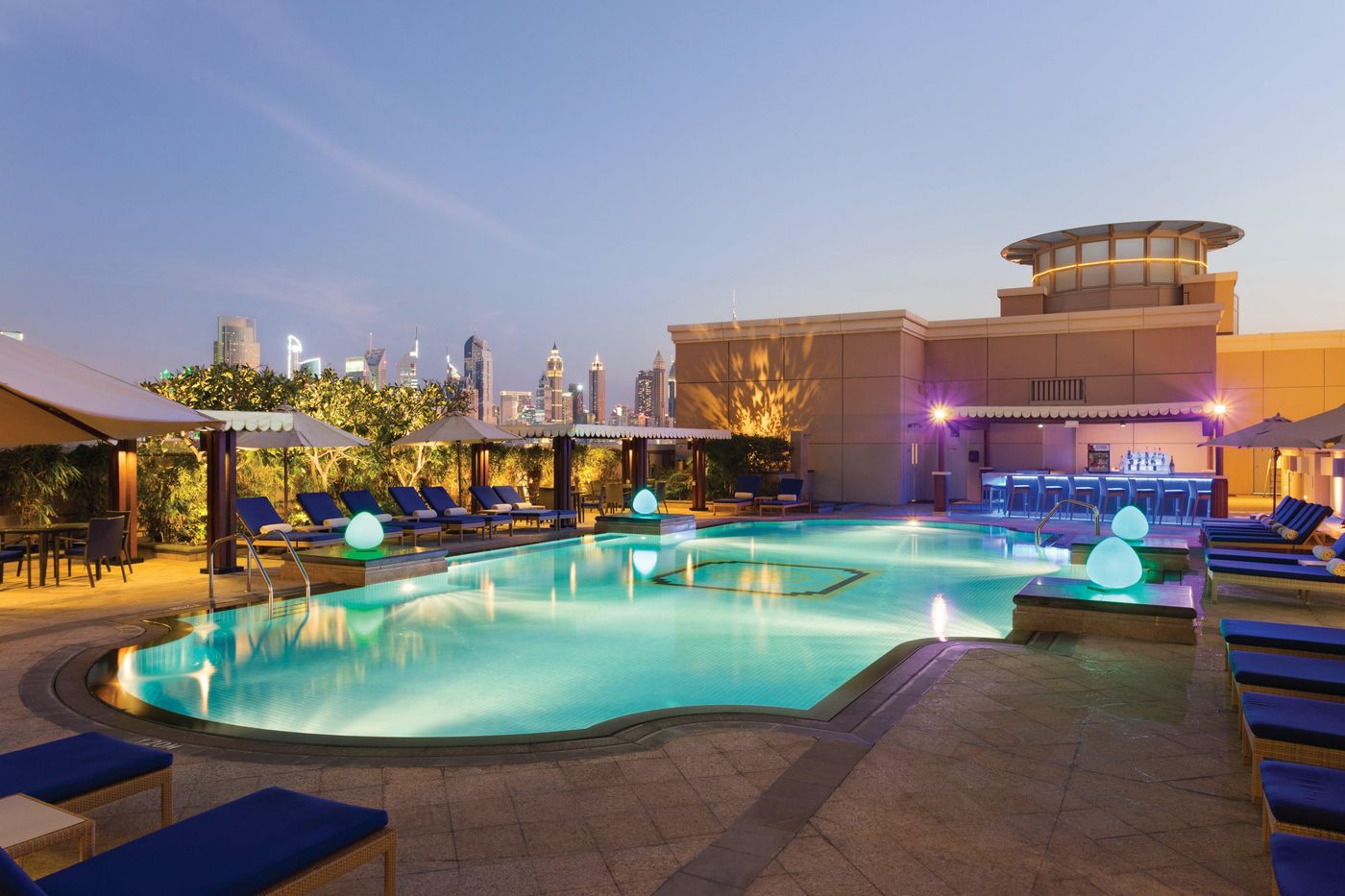 Crowne-Plaza-Jumeirah-Dubai-Pool-2