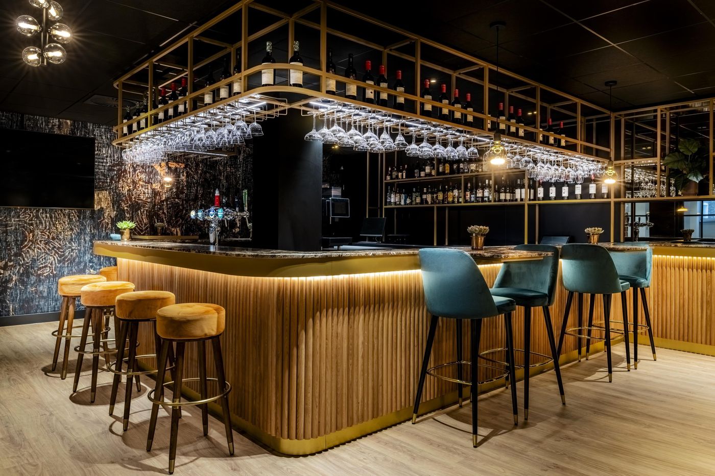 NH-Amsterdam-Schiphol-Airport-Bar-14