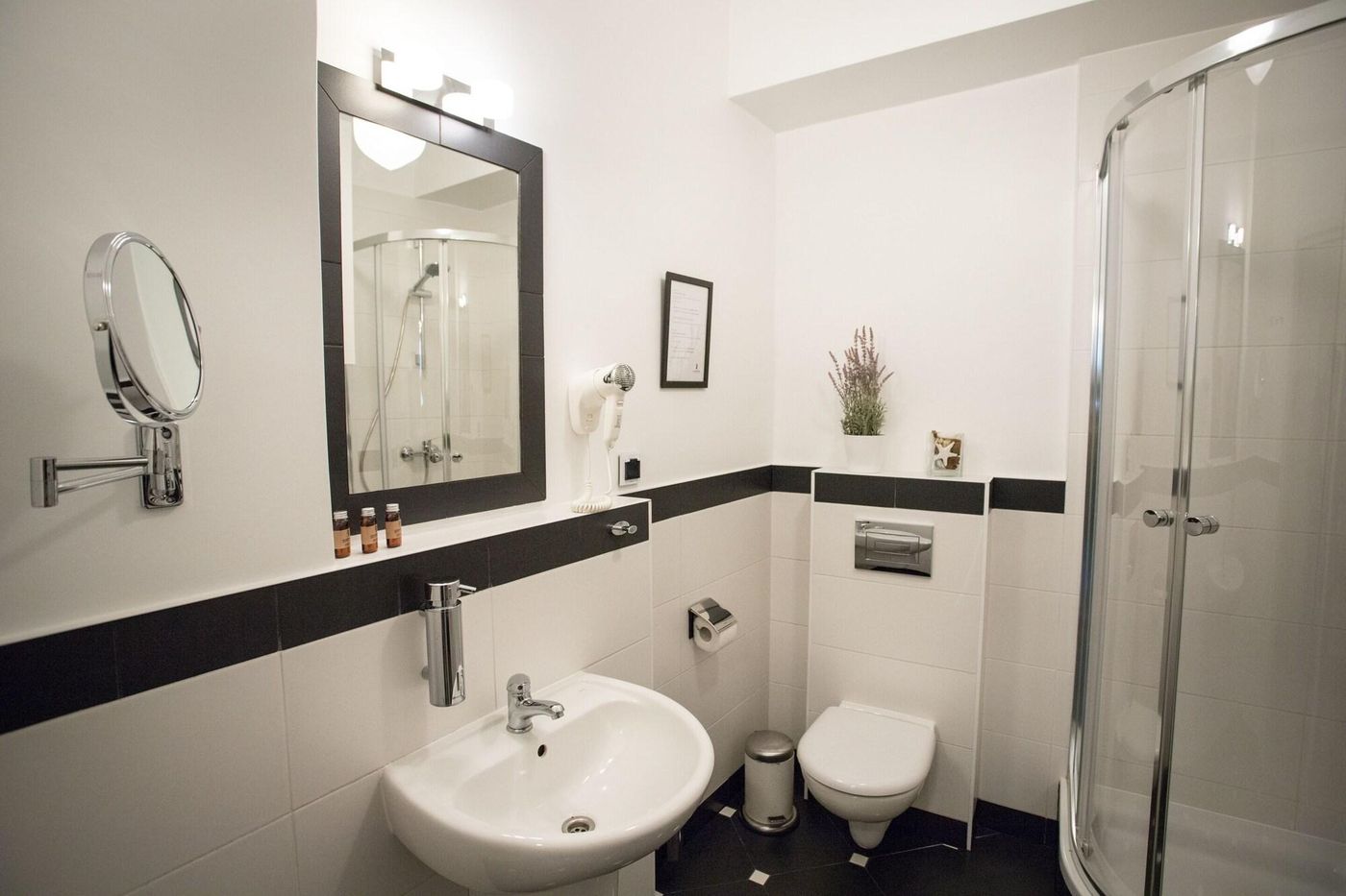 Scharffenberg-Apartments-Main-Square-Room-54