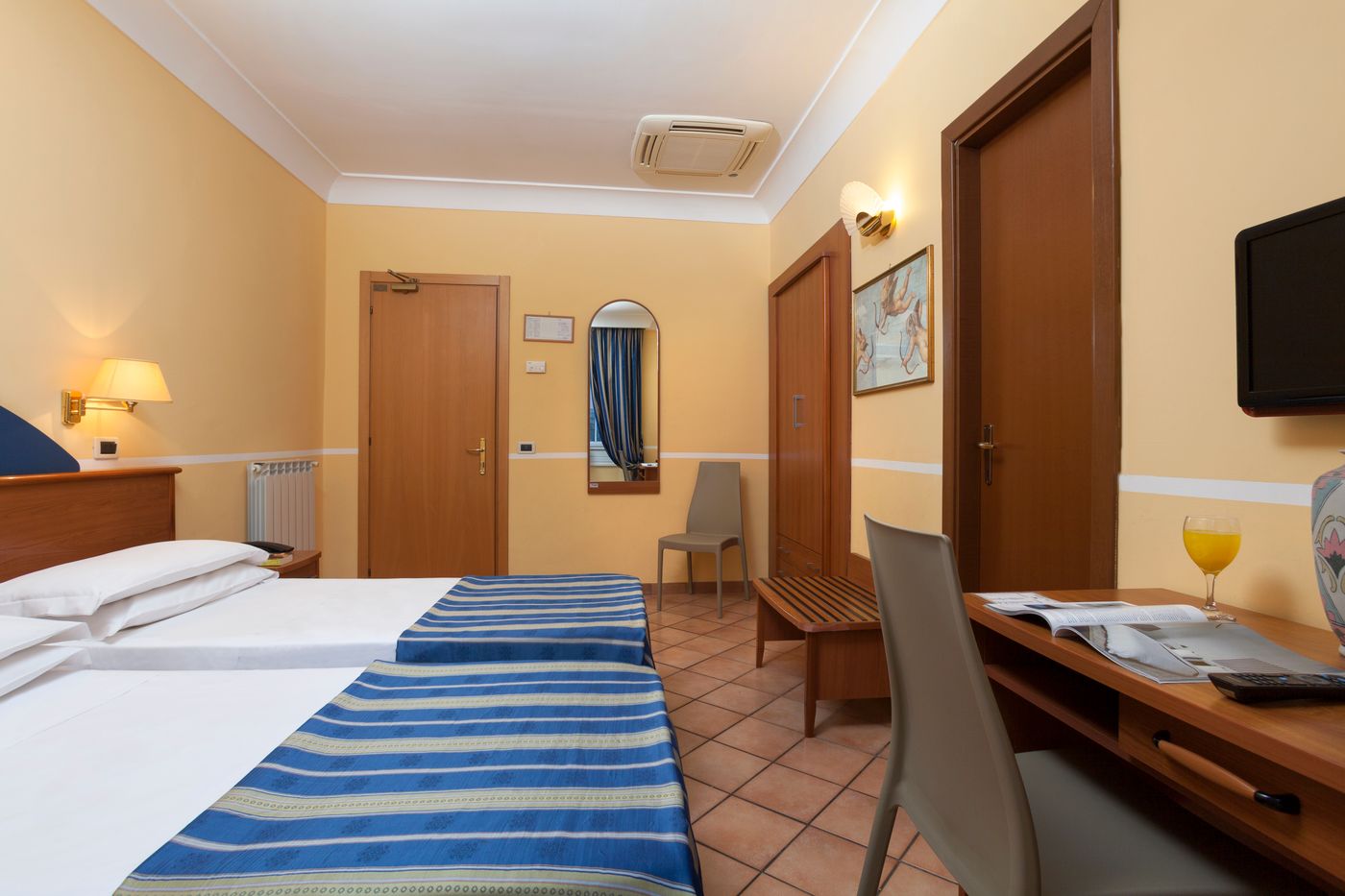 Hotel-Kennedy-Room-6