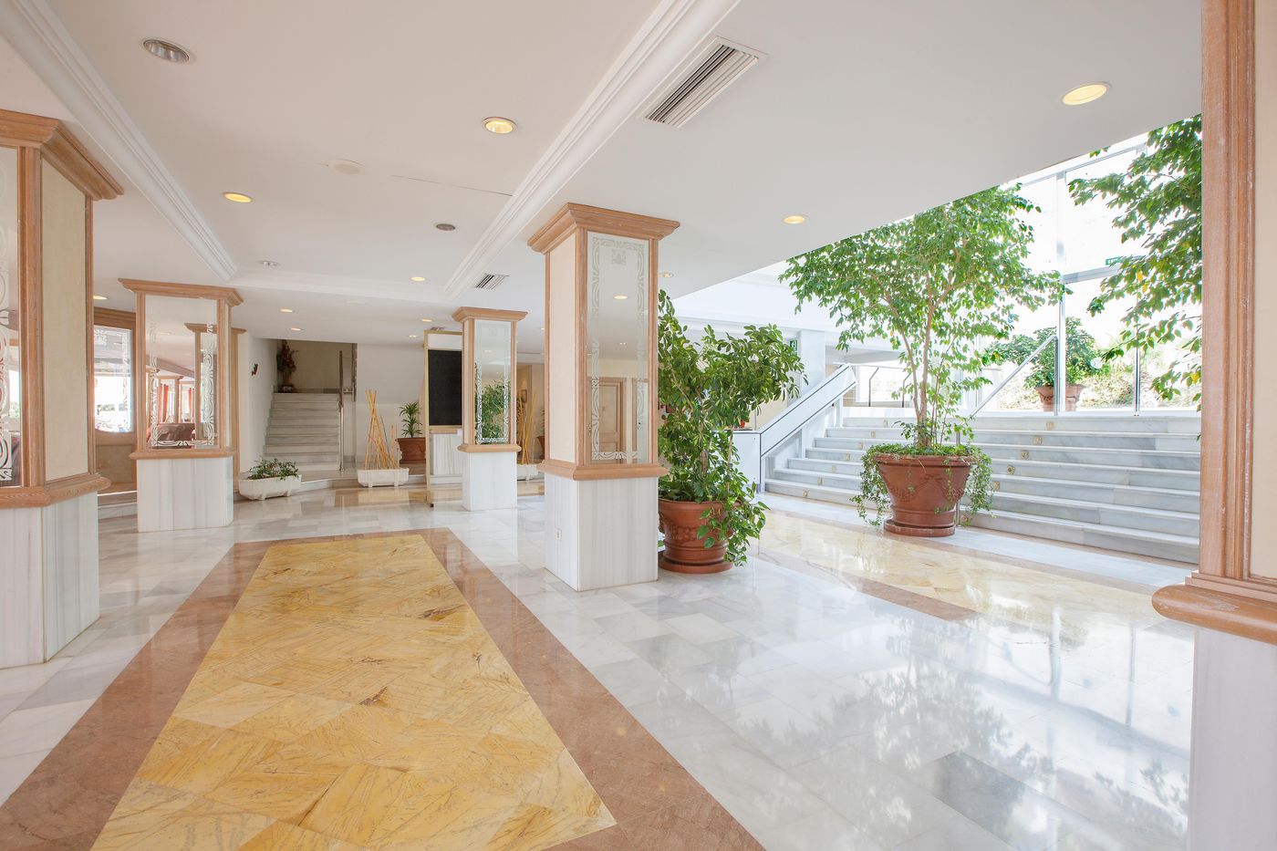 Grupotel-Cala-San-Vicente-Lobby-11