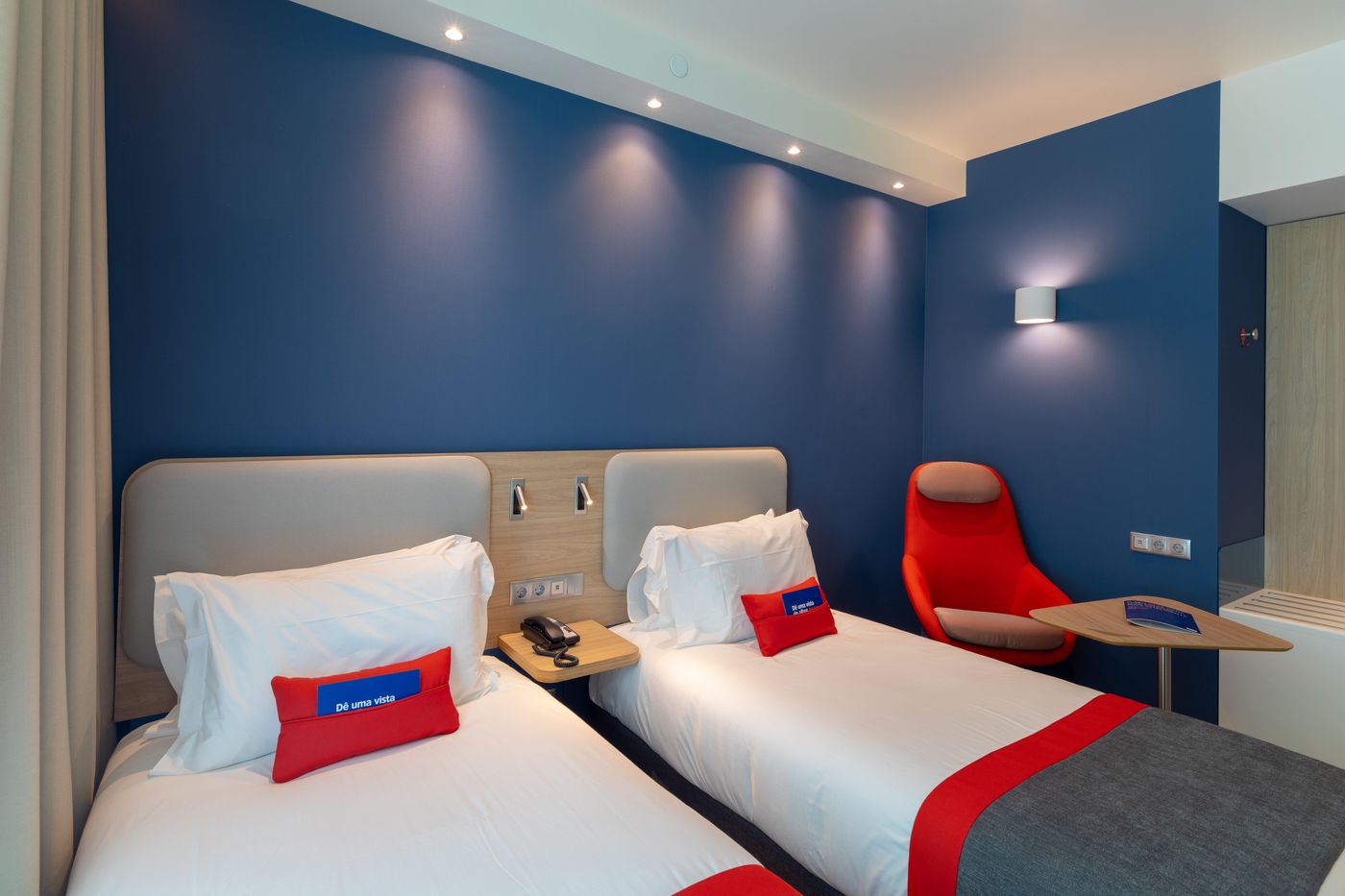 Holiday-Inn-Express-Lisbon---Plaza-Saldanha-Room-22