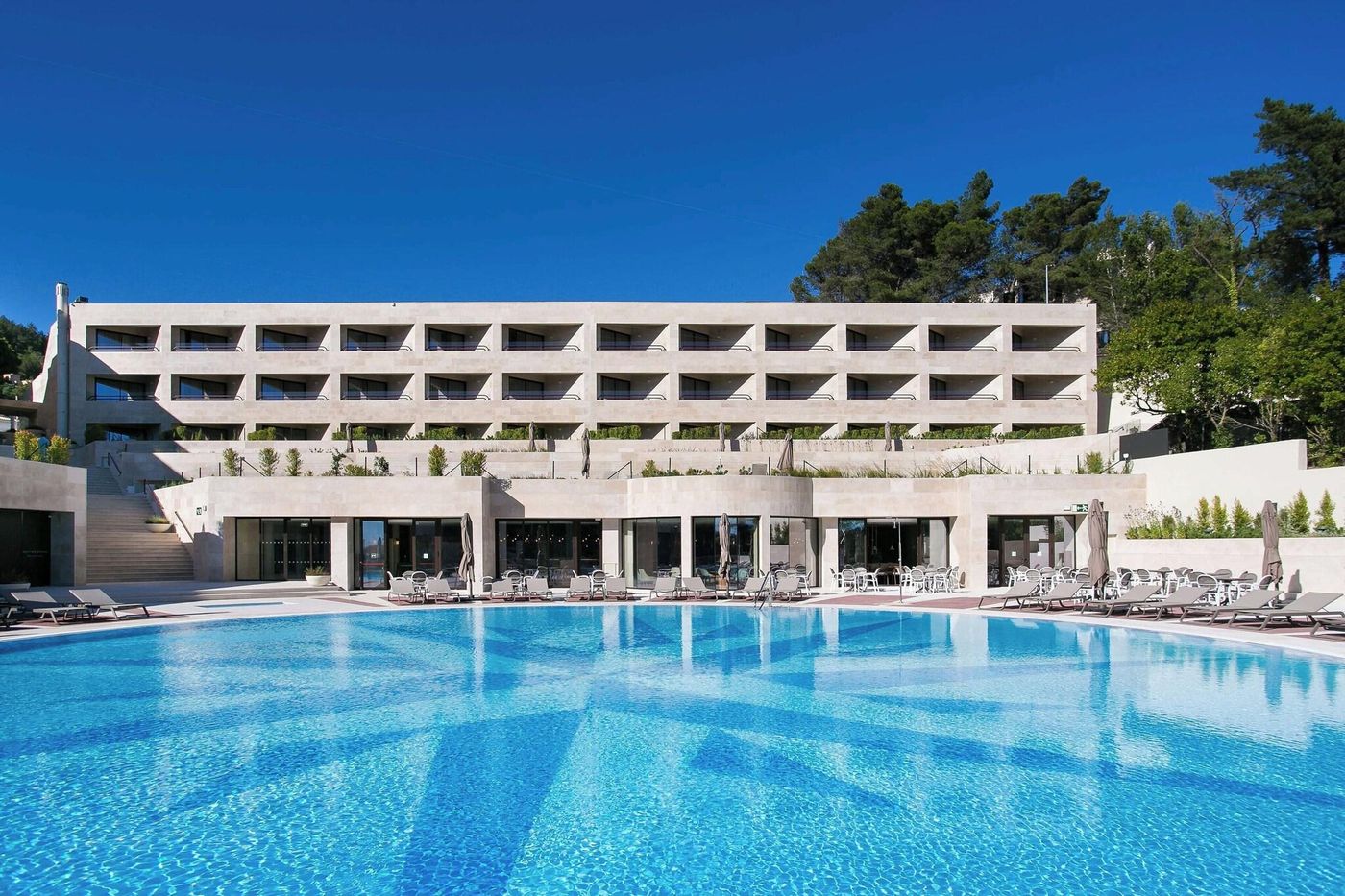 Four-Points-By-Sheraton-Sesimbra-Pool-2
