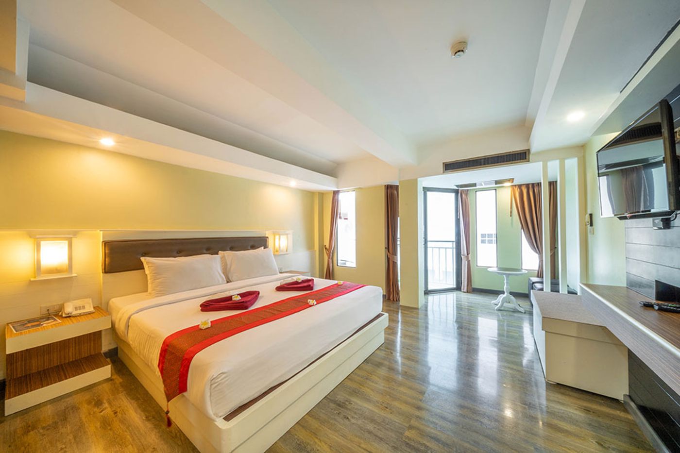 LA-Vintage-Resort--Former-Poppa-Palace--Room-16