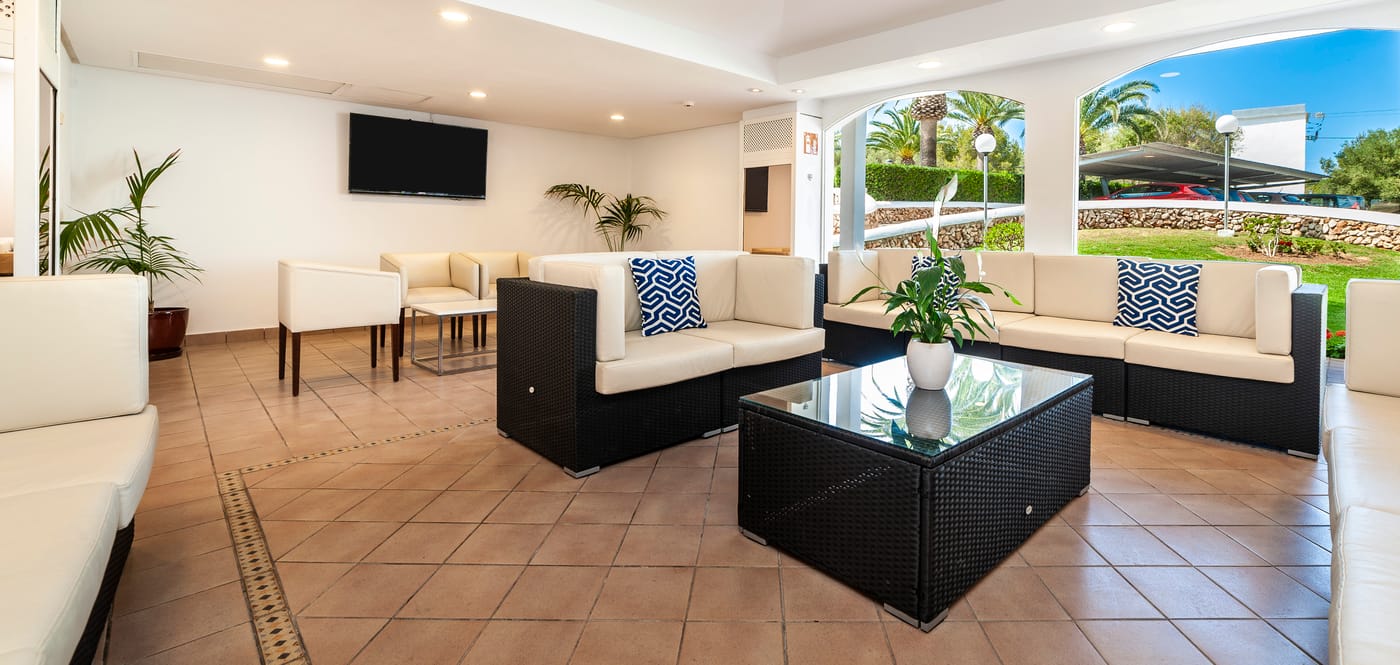 Globales-Cala------n-Blanes-Lobby-26