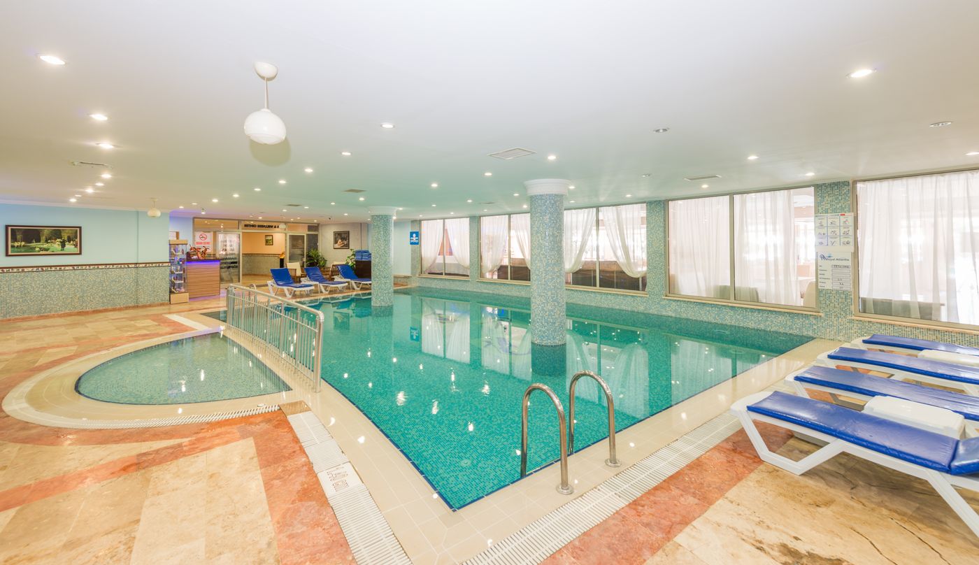 Royal-Atlantis-Beach-Pool-32