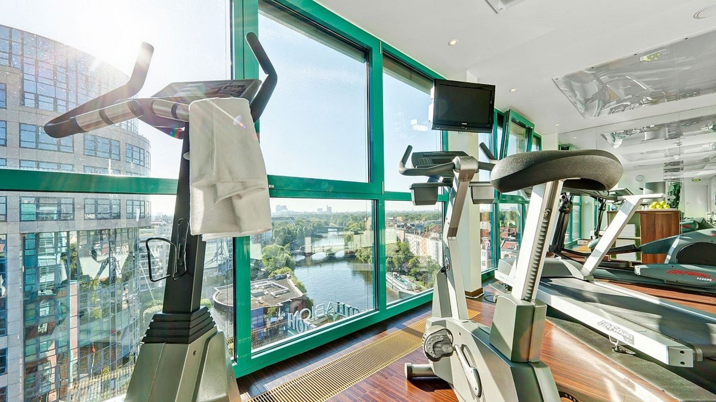 Abion-Villa-Suites-Sports-and-Entertainment-26