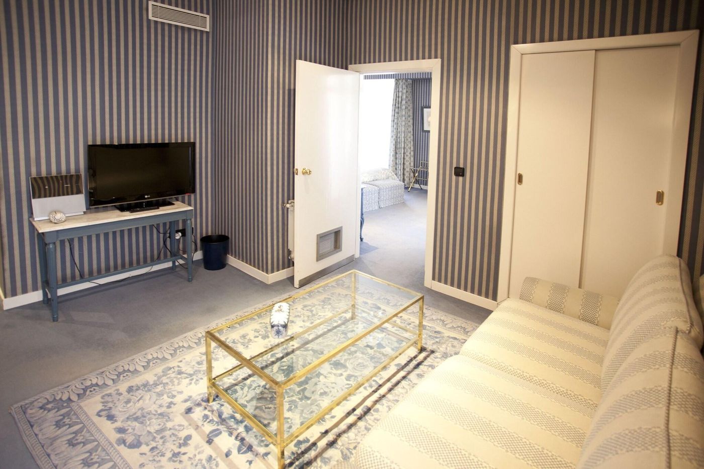 Santos-Agumar-Room-11