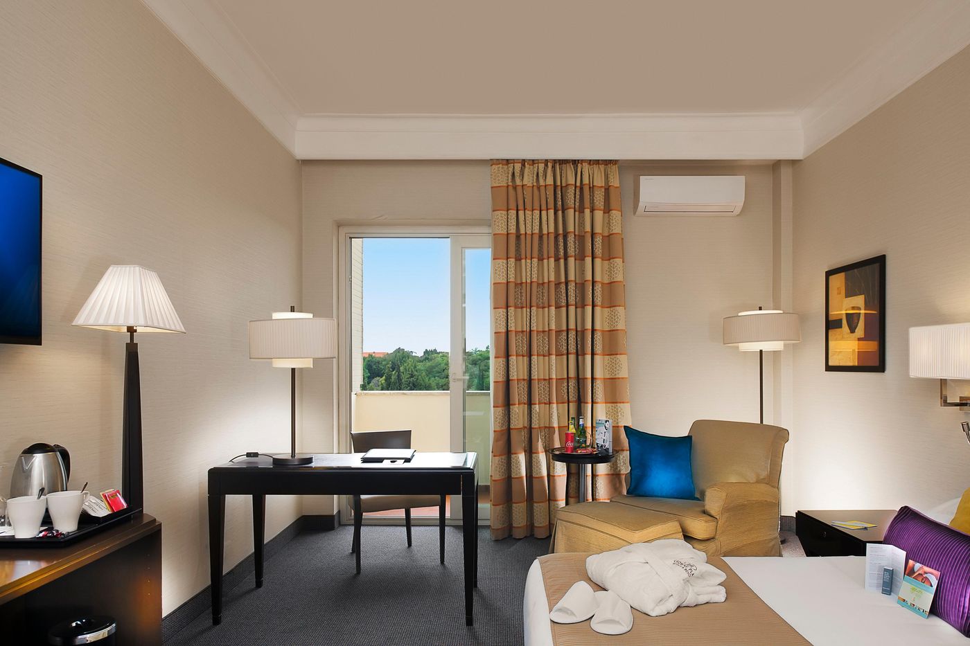 Crowne-Plaza-Rome---St--Peter-s-Room-12