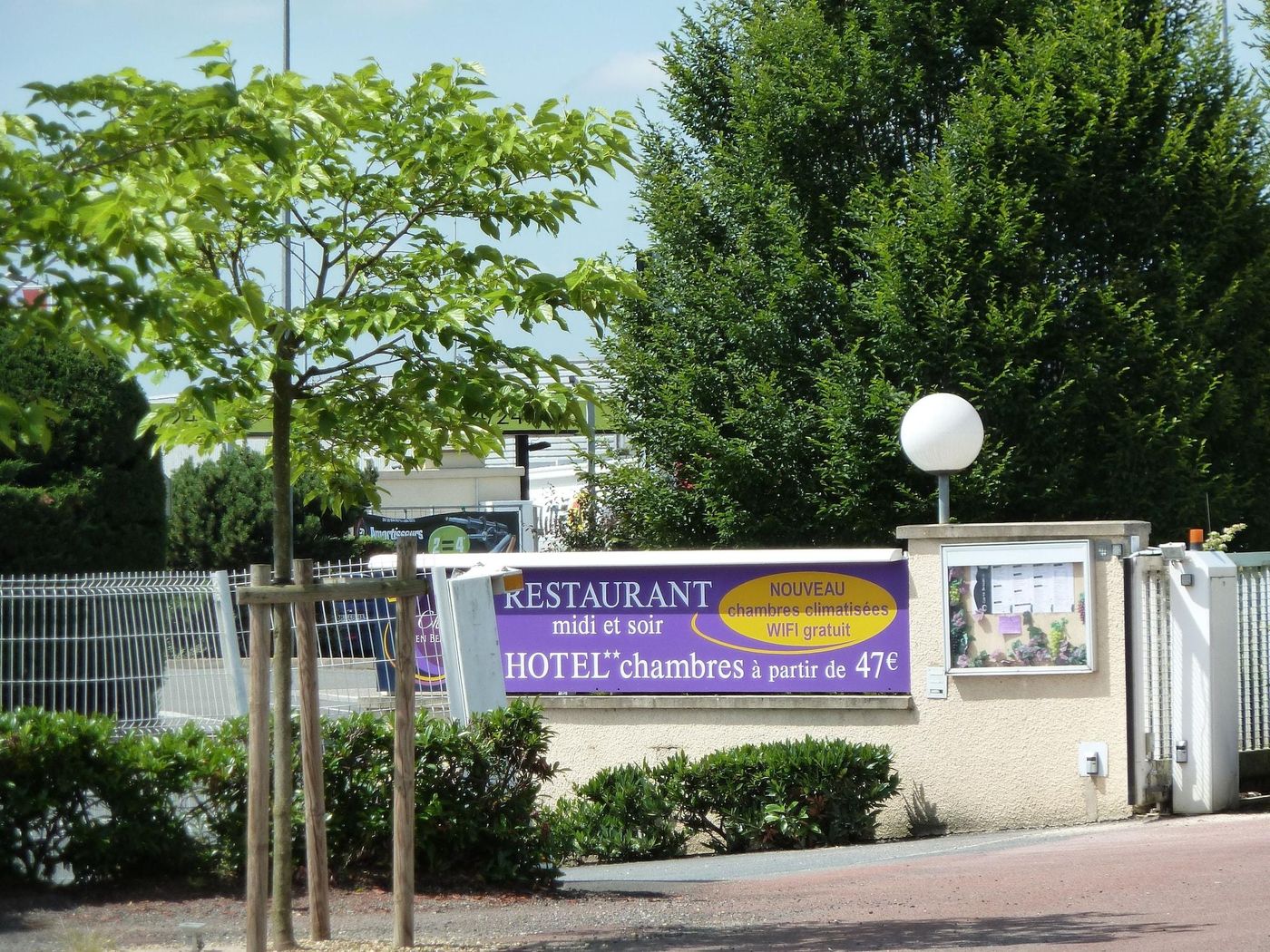 Hotel Restaurant Charme En Beaujolais - France - BELLEVILLE-EN-BEAUJOLAIS - General view - 8