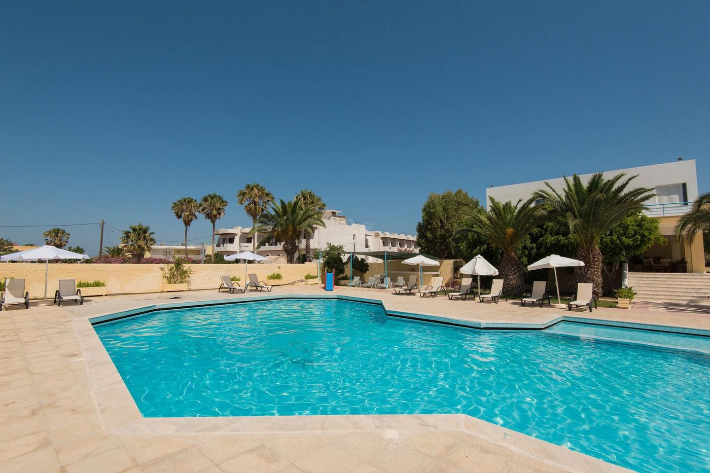 Leonidas-Hotel-And-Studios-Pool-4