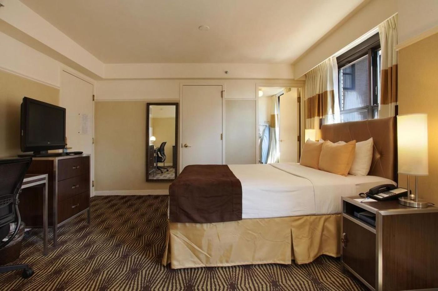 New-Yorker--A-Lotte-Hotel-Room-36