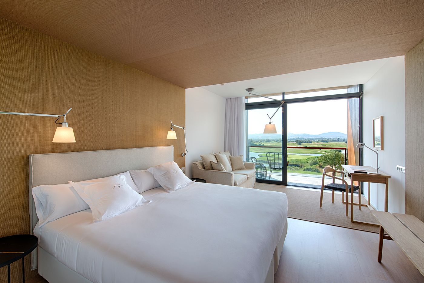 Double-Tree-by-Hilton-Hotel-Emporda-Room-8