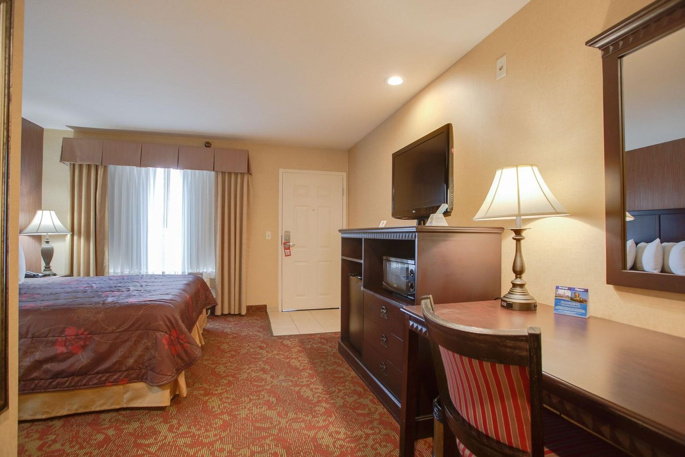 Castle-Inn-and-Suites-Room-17