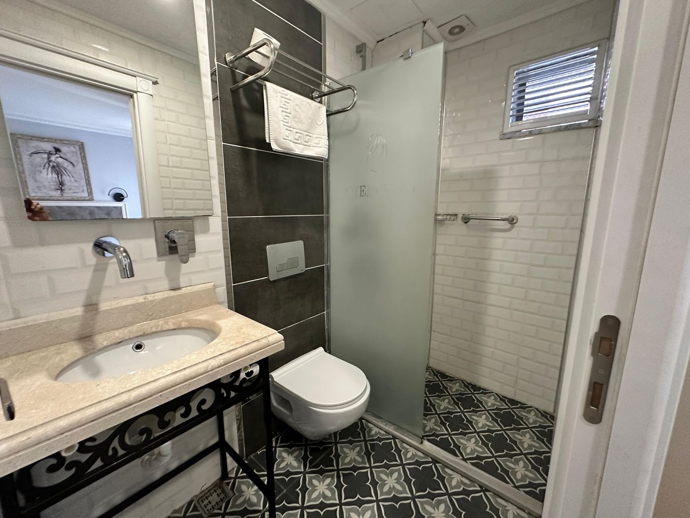 Good-Night-Hotel-Room-34