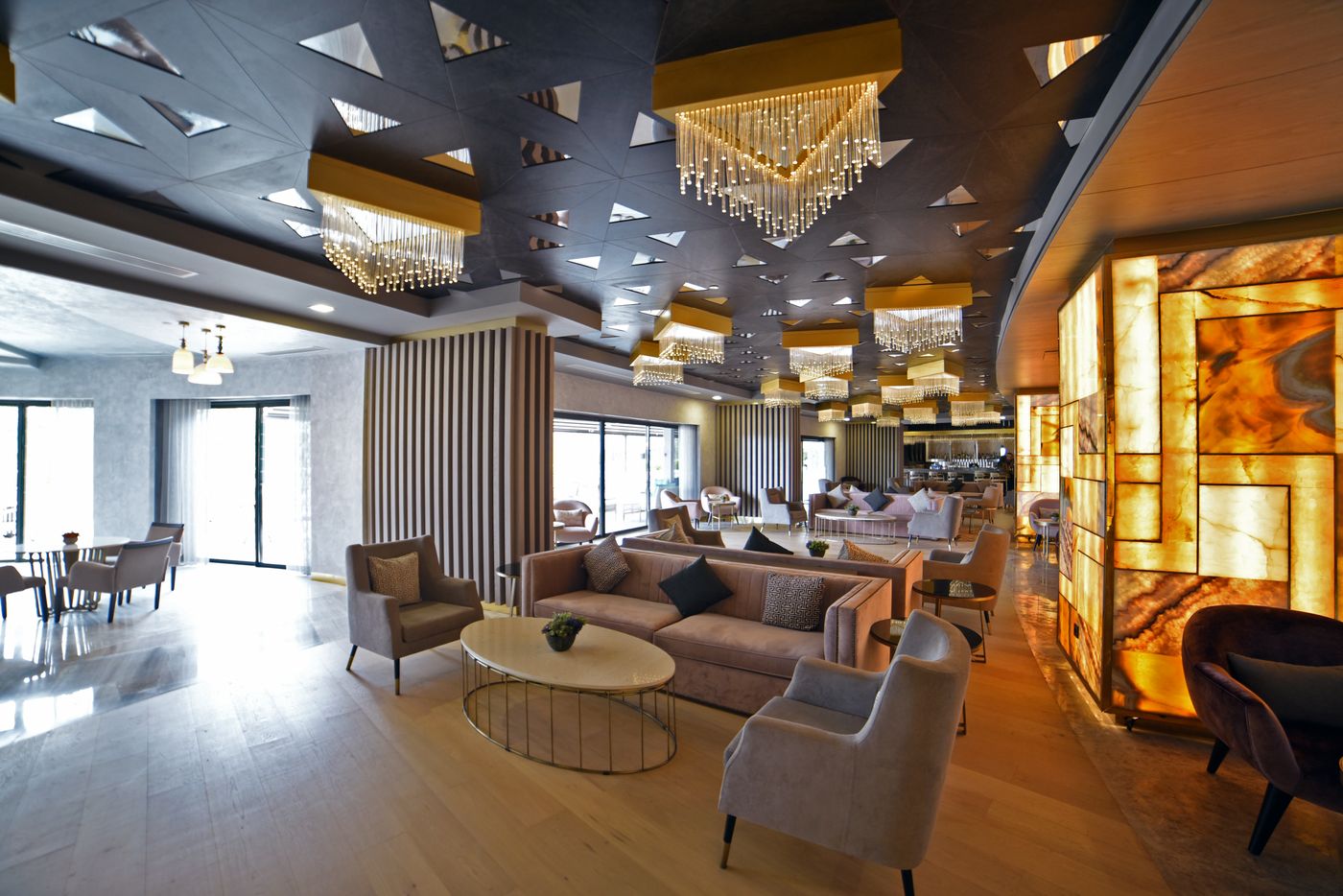 Royal-Wings-Hotel-Lobby-58