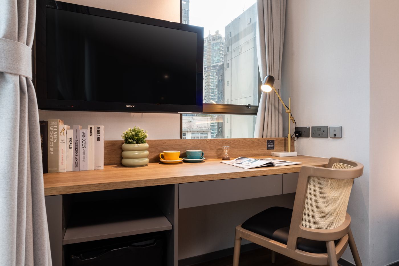 Dash-Living-on-Hollywood-Room-3