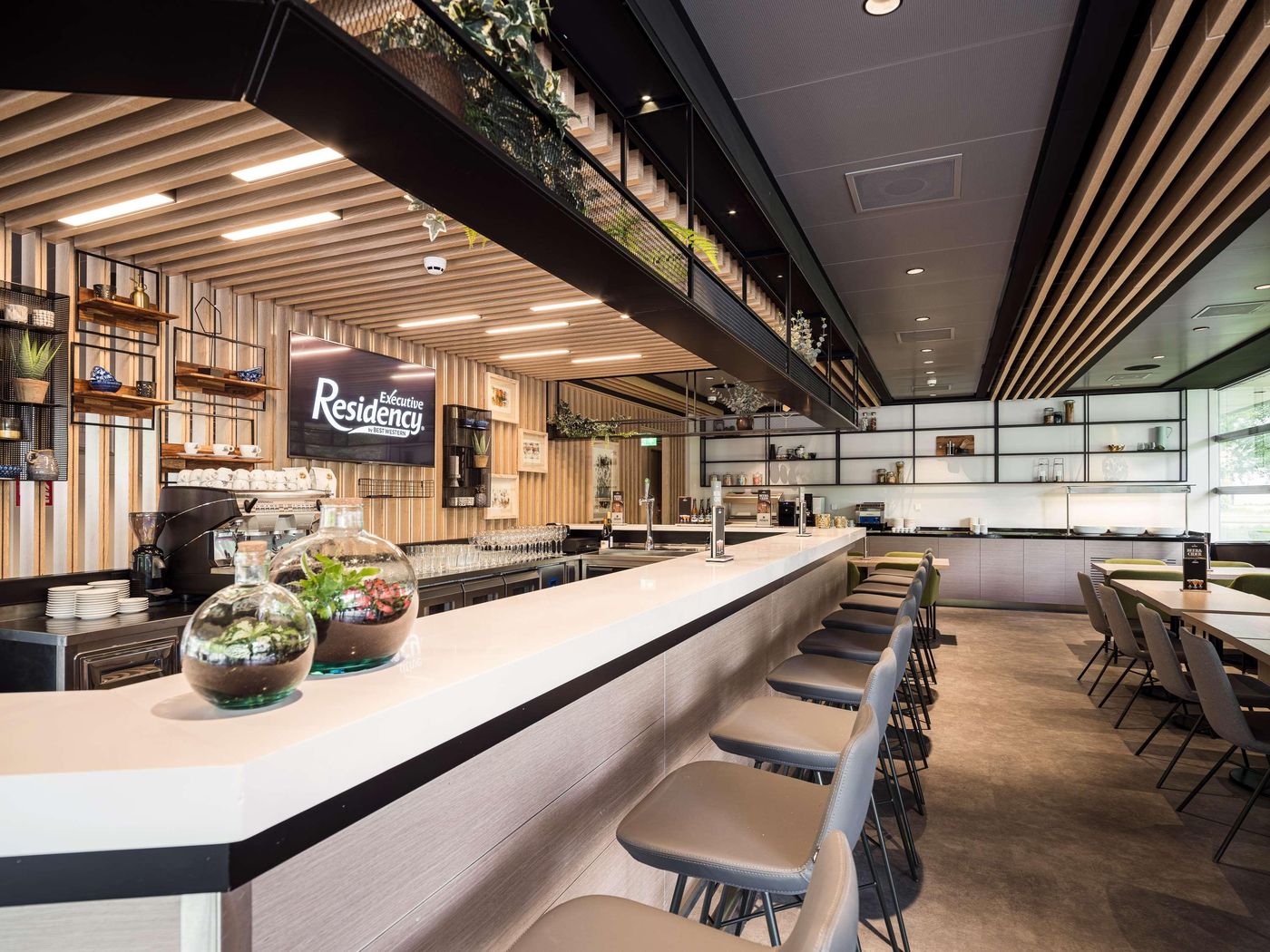 Executive-Residency-by-Best-Western-Amsterdam-Airport-Bar-12