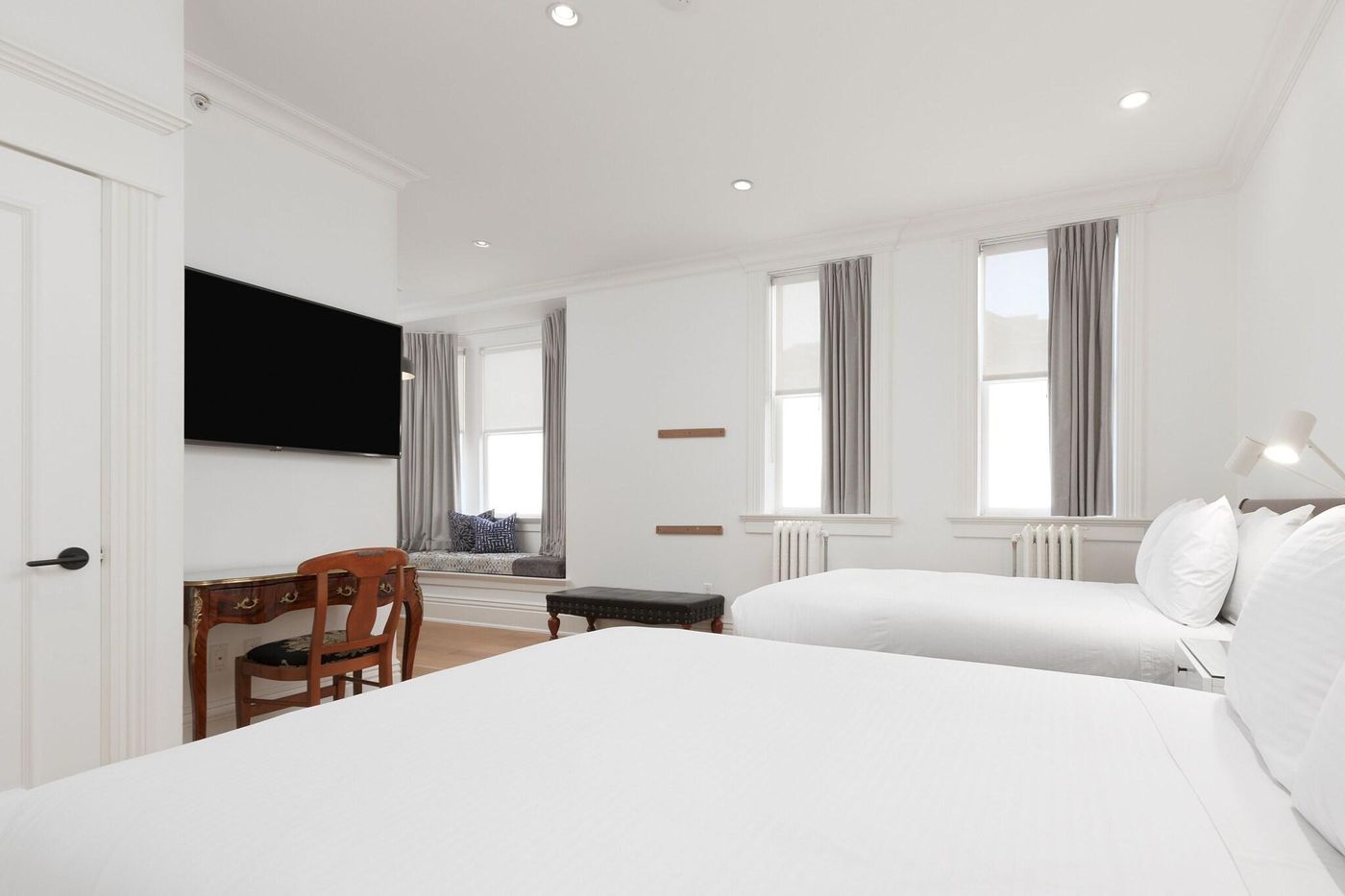 Victorian-Hotel-Vancouver-Room-37