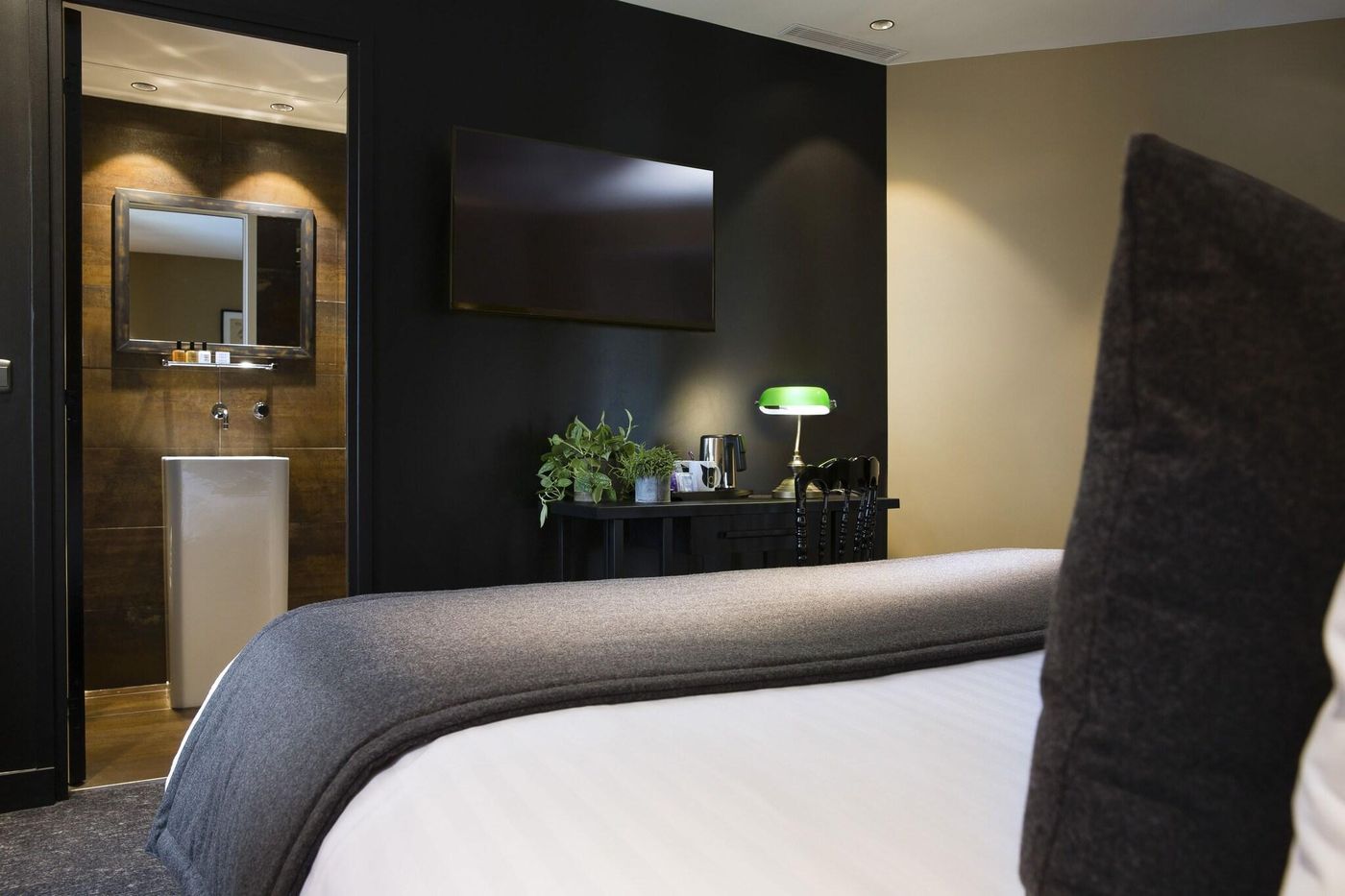 Le-Chat-Noir-Room-38