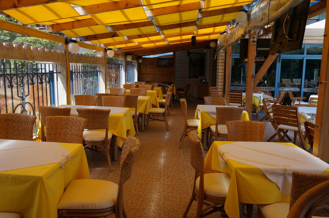 Bora-Bora-Restaurant-16