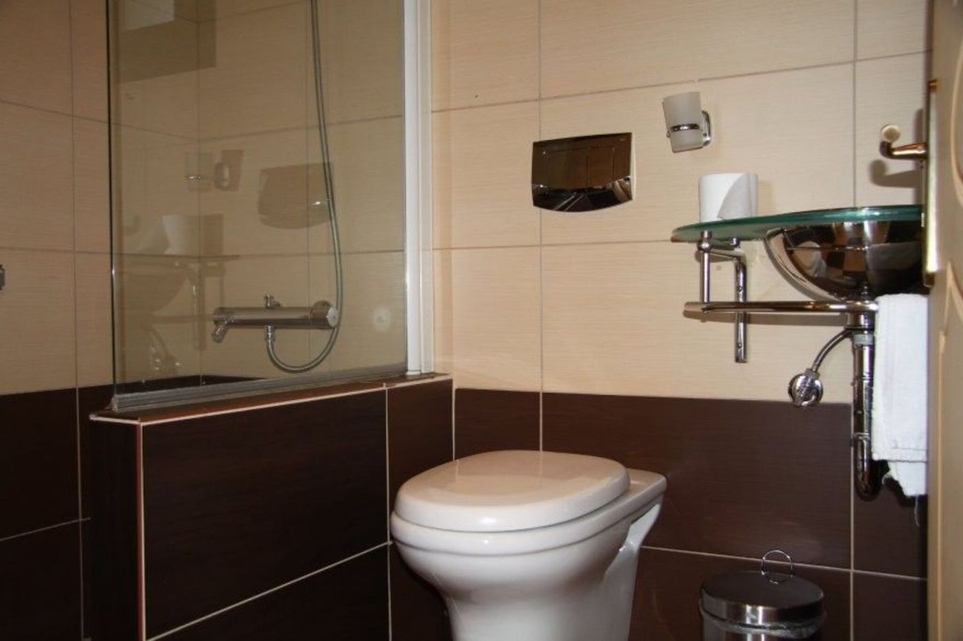 Hotel-Sunrise-Inn-Room-63