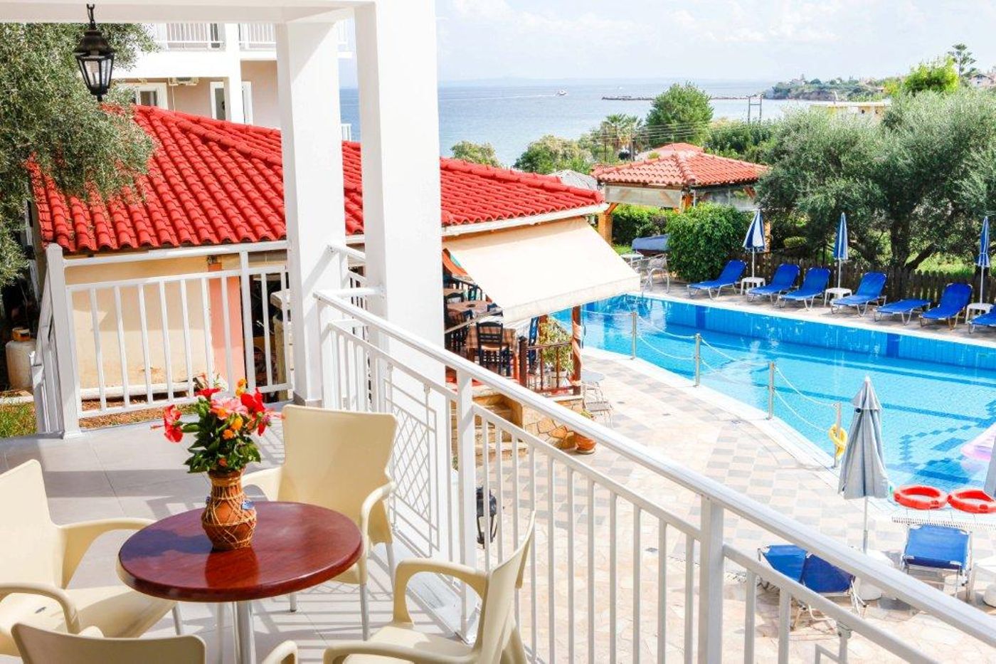 Amoudi Studios and Apartments