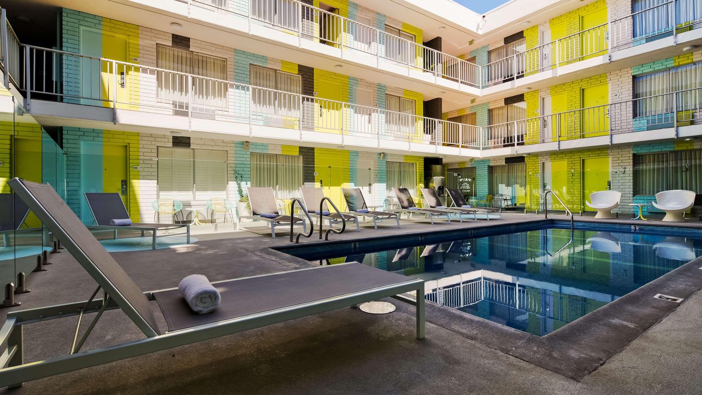 Best-Western-Plus-Hollywood-Hills-Pool-2