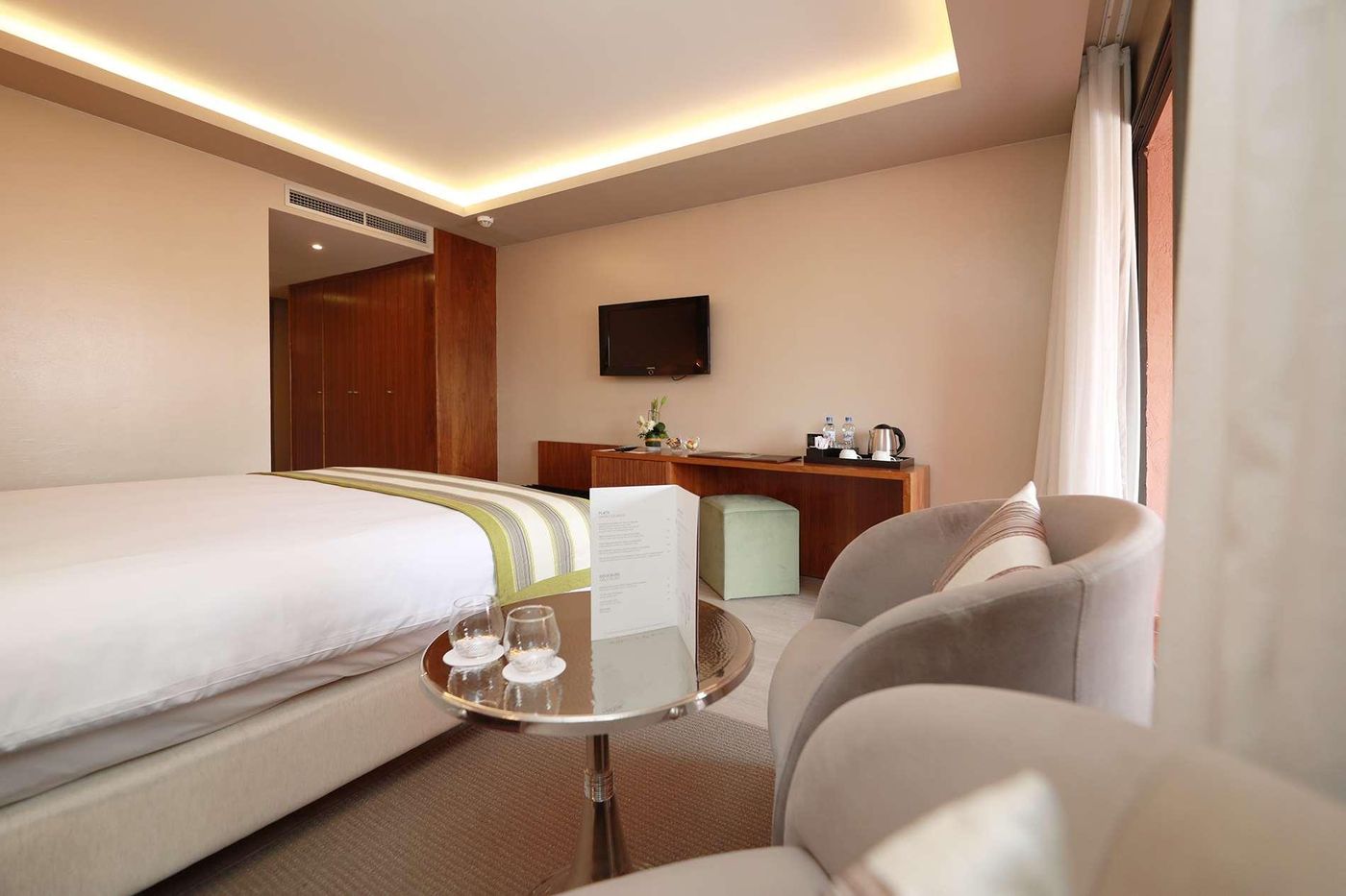 Kenzi-Rose-Garden-Room-21