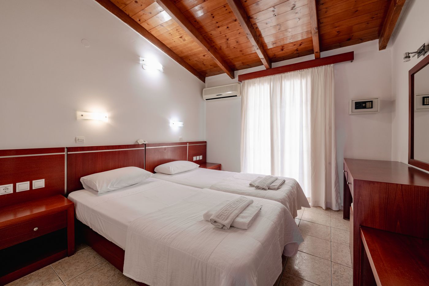 Canadian-Hotel-Room-26