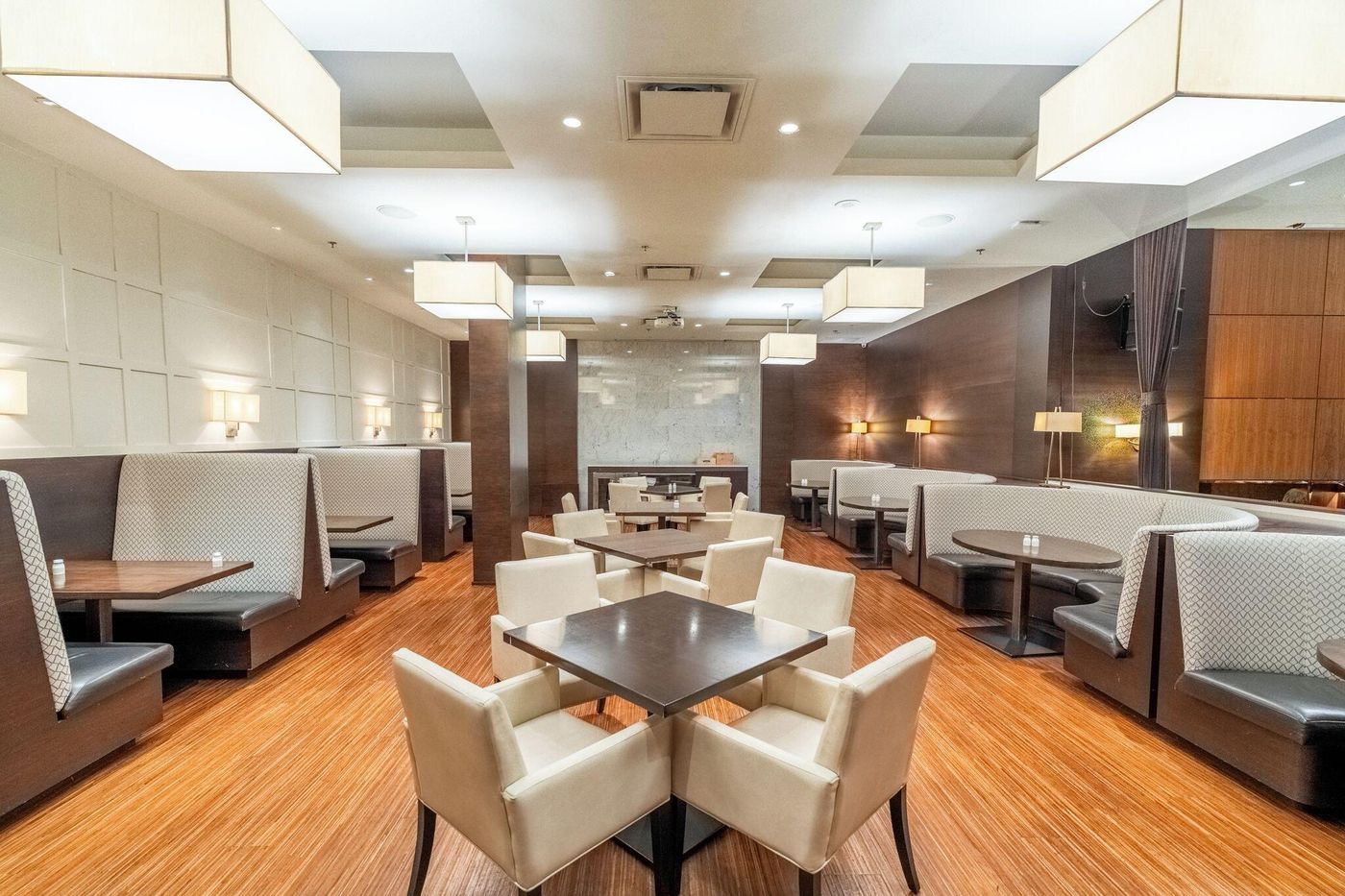 Century-Plaza-Hotel---Spa-Vancouver-Restaurant-14